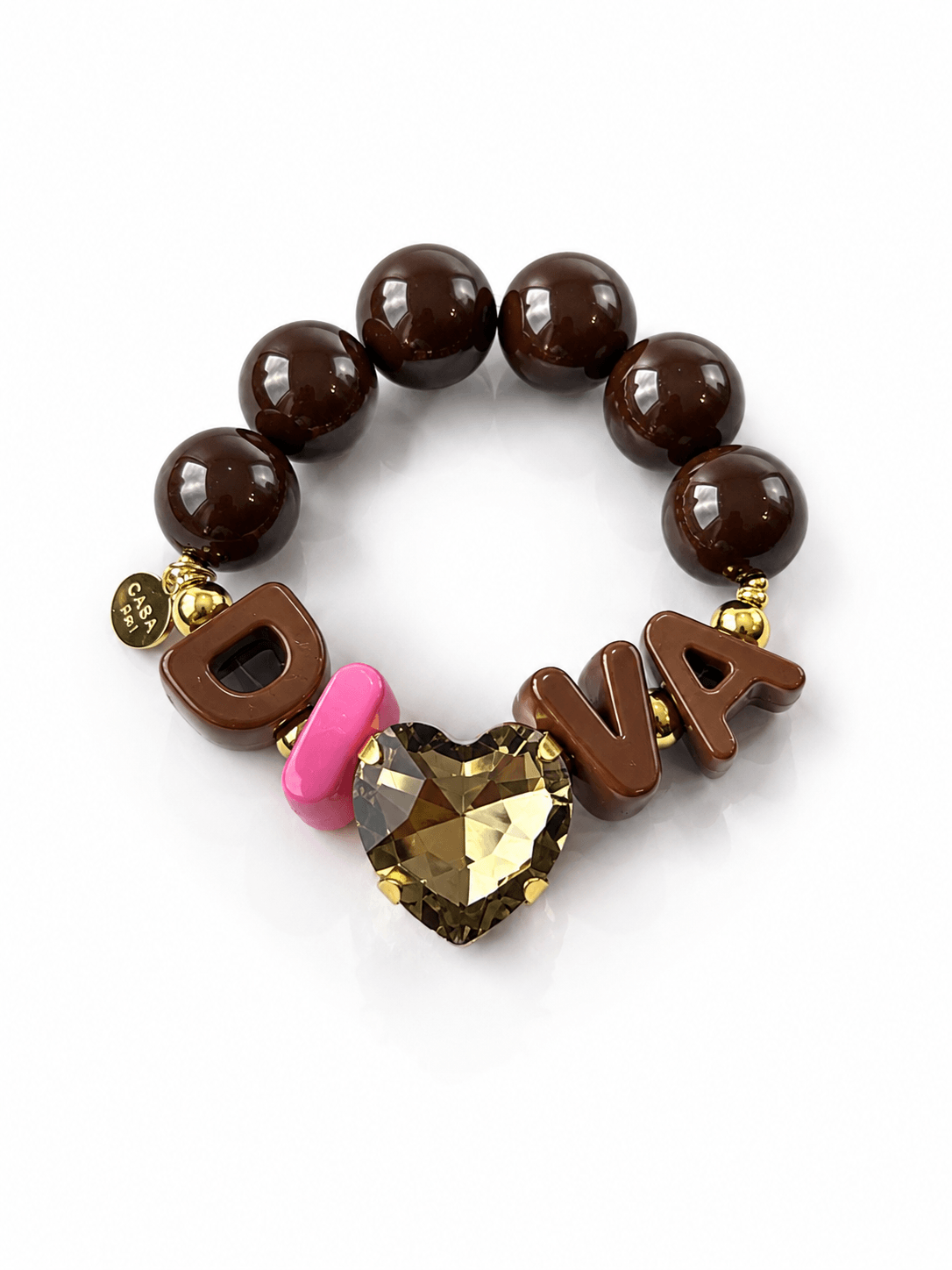 Braunes CASAPARI Crystal Hearts Armband mit großen glänzenden Perlen, braun-pinken Buchstaben, goldfarbenen Details und champagnerfarbenem Kristallherz.