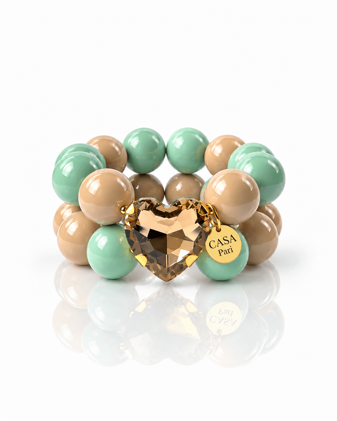 Mint- und beigefarbenes Perlenarmband mit großem facettiertem Herzanhänger in Cognac und goldenem Casapari-Anhänger.