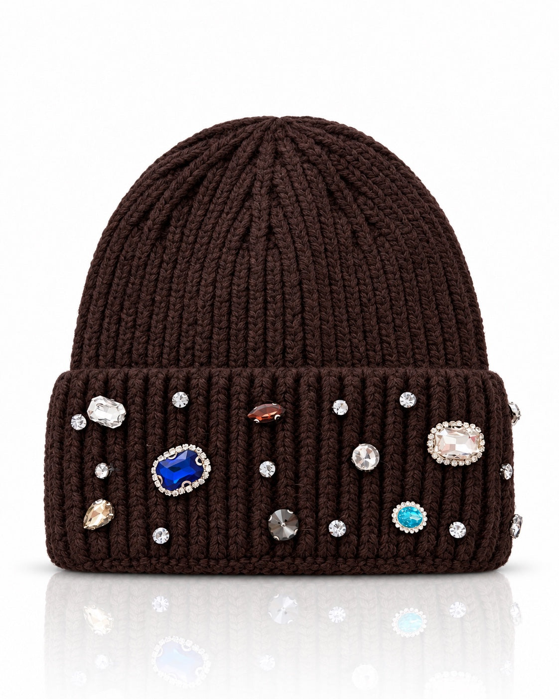 Dunkelbraune Rippstrickmütze mit bunten Kristallsteinen auf dem breiten Umschlagbund