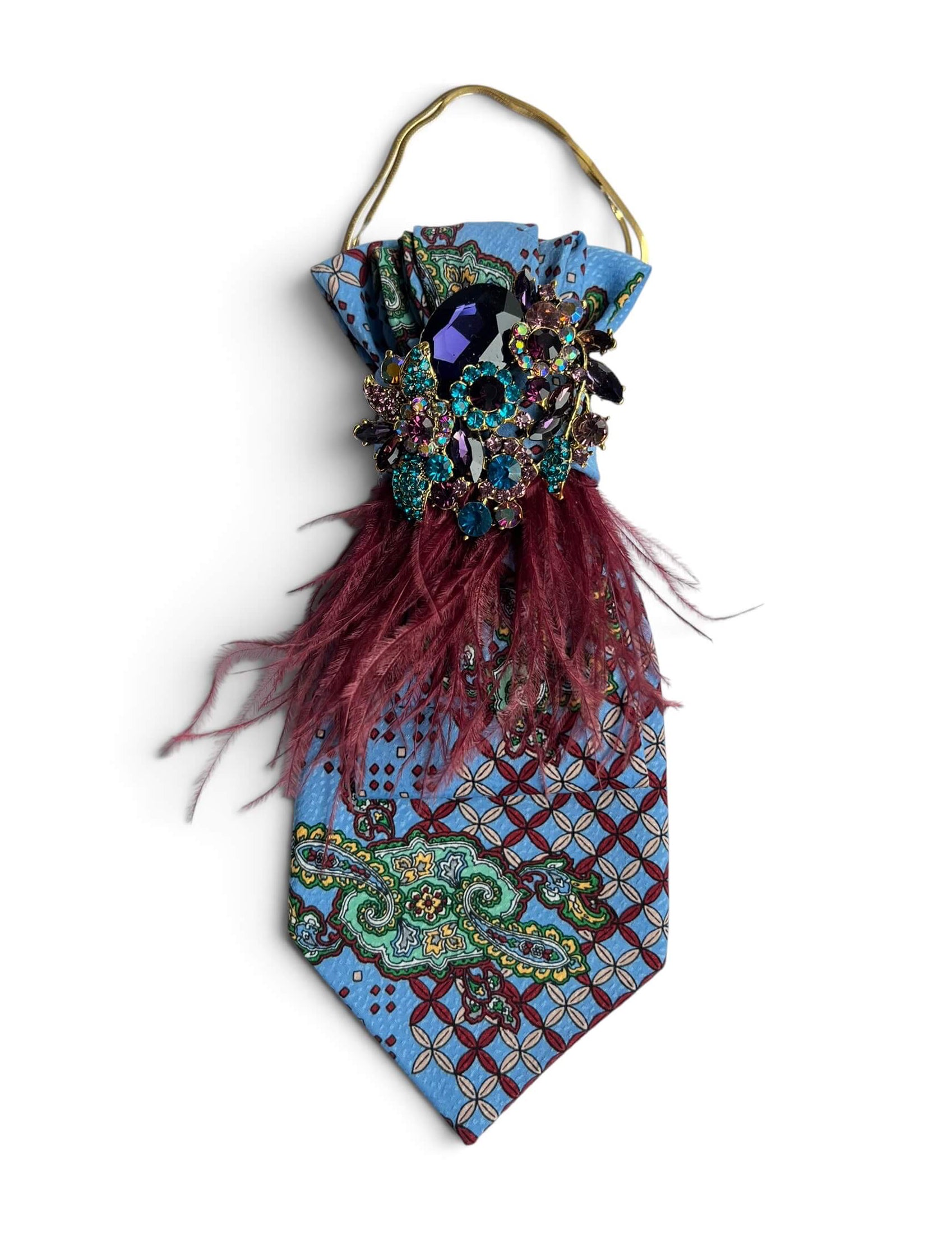 Statement-Krawatte aus hellblauer Vintage-Seide mit ornamentalem Muster, bordeauxfarbenen Federn und funkelnder Brosche in Bordeaux-, Blau- und Violetttönen.