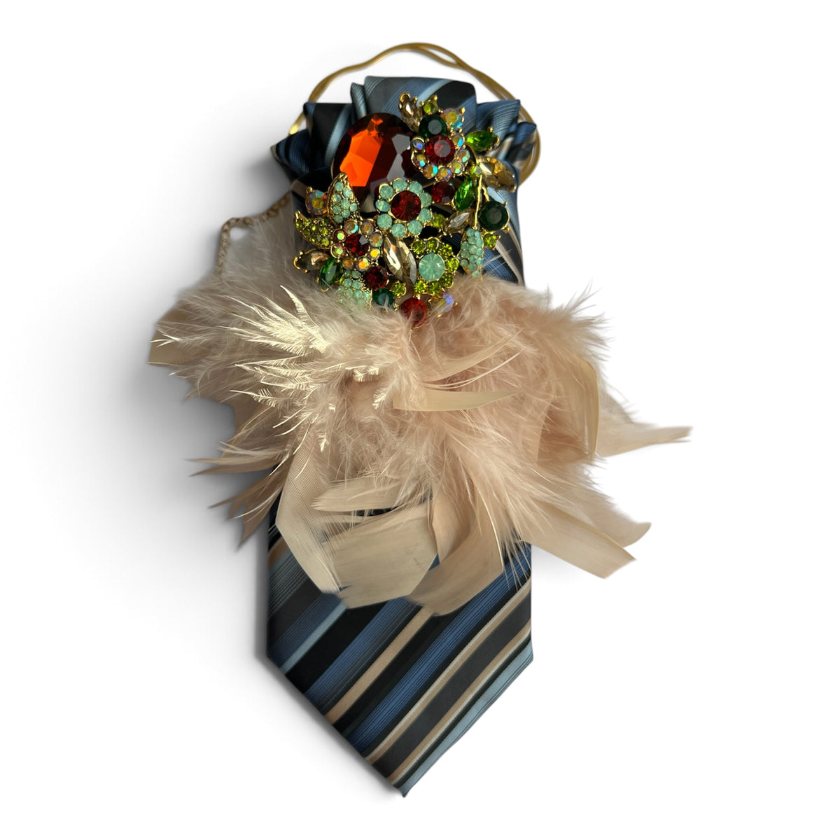 Feather Affair Blue Champagne mit gestreiftem Krawattenstoff, champagnerfarbenen Federn und Kristallbrosche
