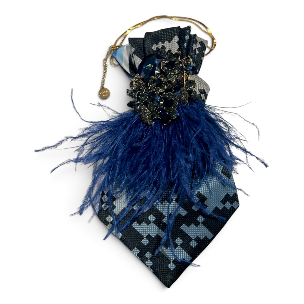 Feather Affair Blue Vintage-Seidenkrawatte als Freisteller mit blauen Federn und Kristallbrosche