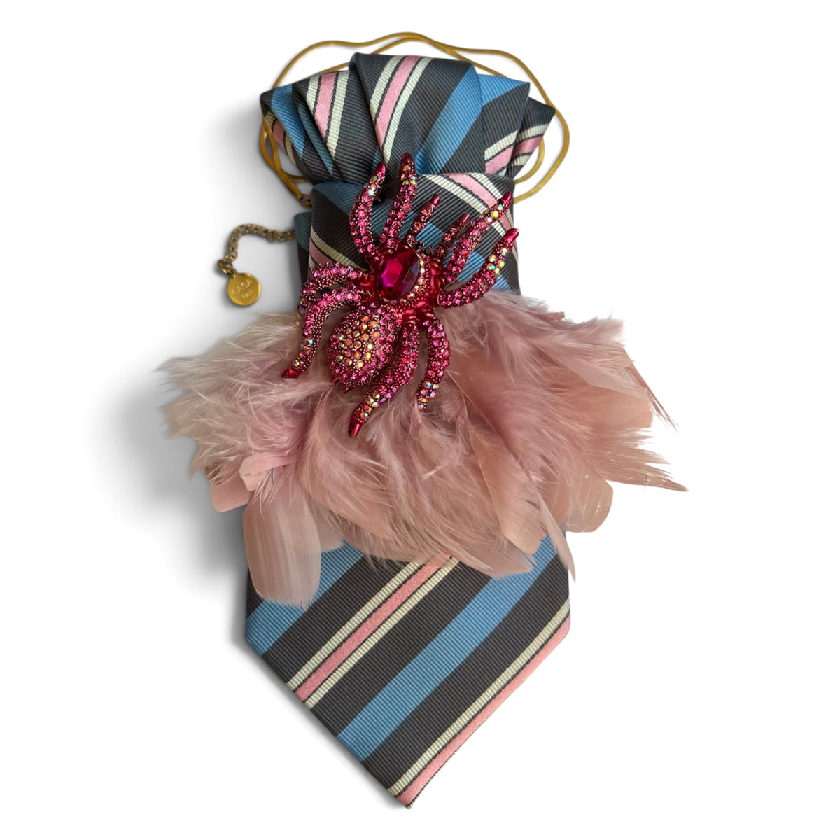 Vintage-Seidenkrawatte mit rosa Federn, pinkfarbener Spinnenbrosche und goldfarbener Kette