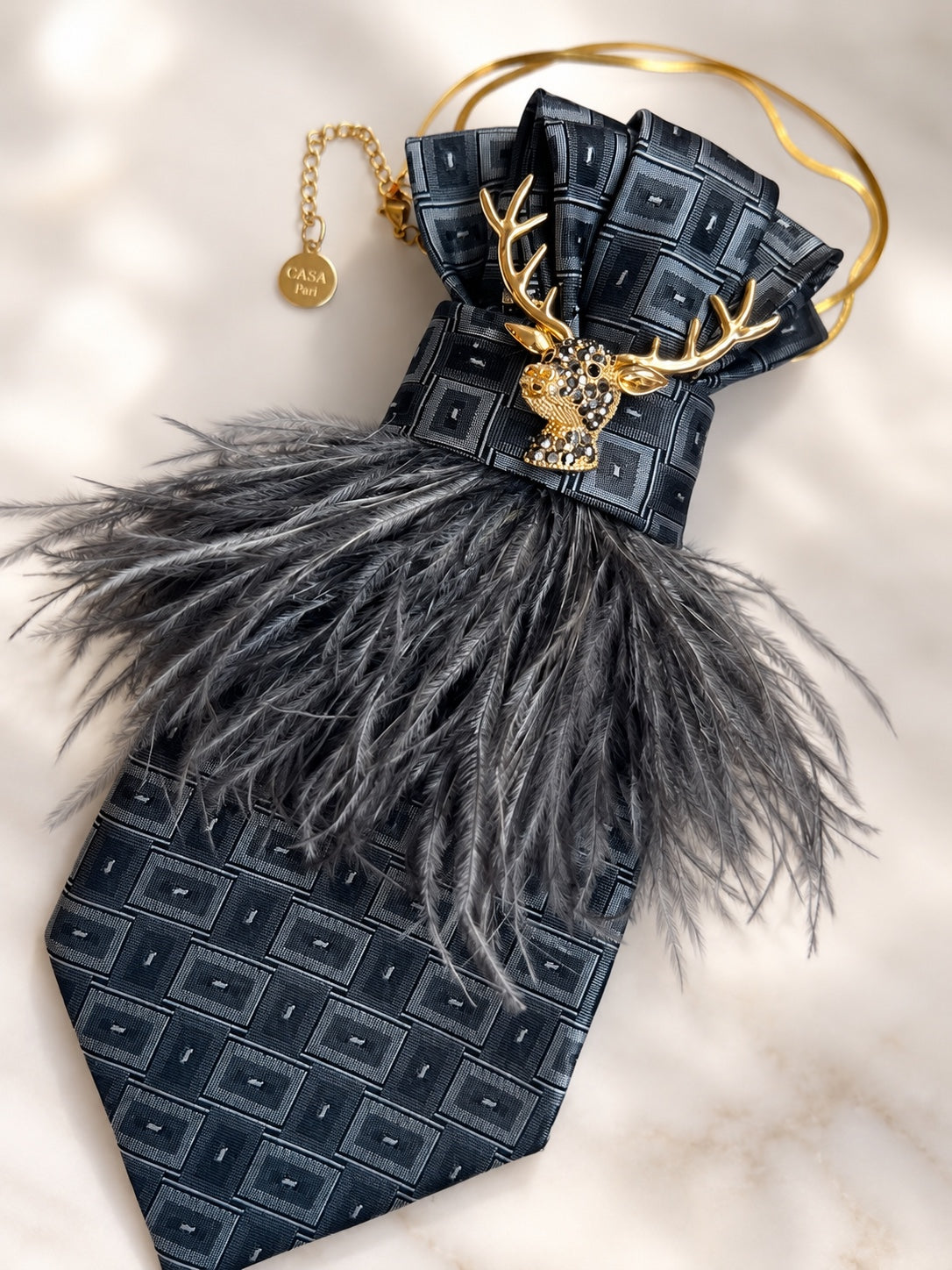 Winter Glam Silver – graue Vintage-Seidenkrawatte mit geometrischem Muster, grauen Federn und goldfarbener Hirschbrosche