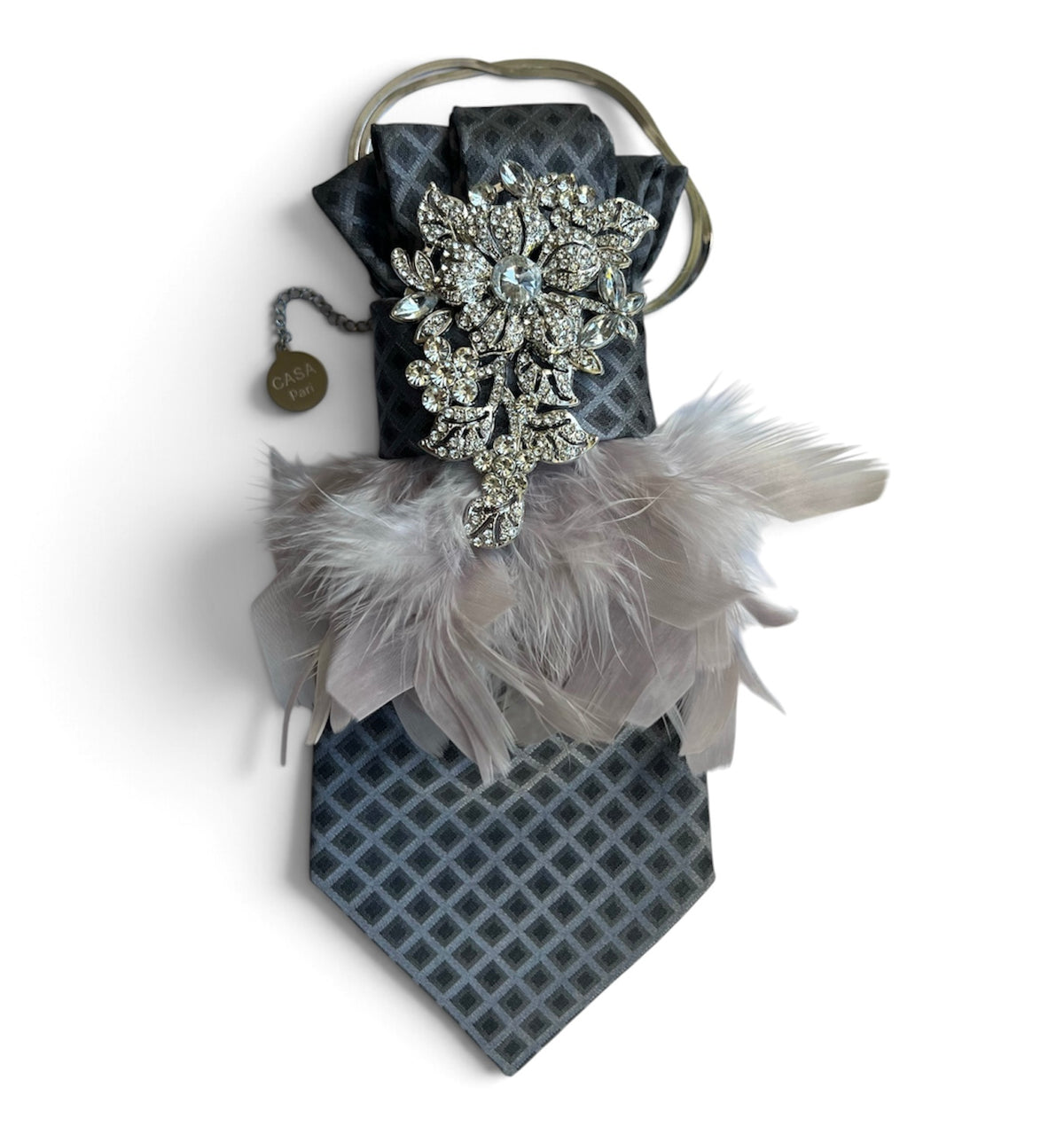 Graue Vintage-Statement-Krawatte mit grauen Federn, silberfarbener Kristallbrosche und Edelstahlkette