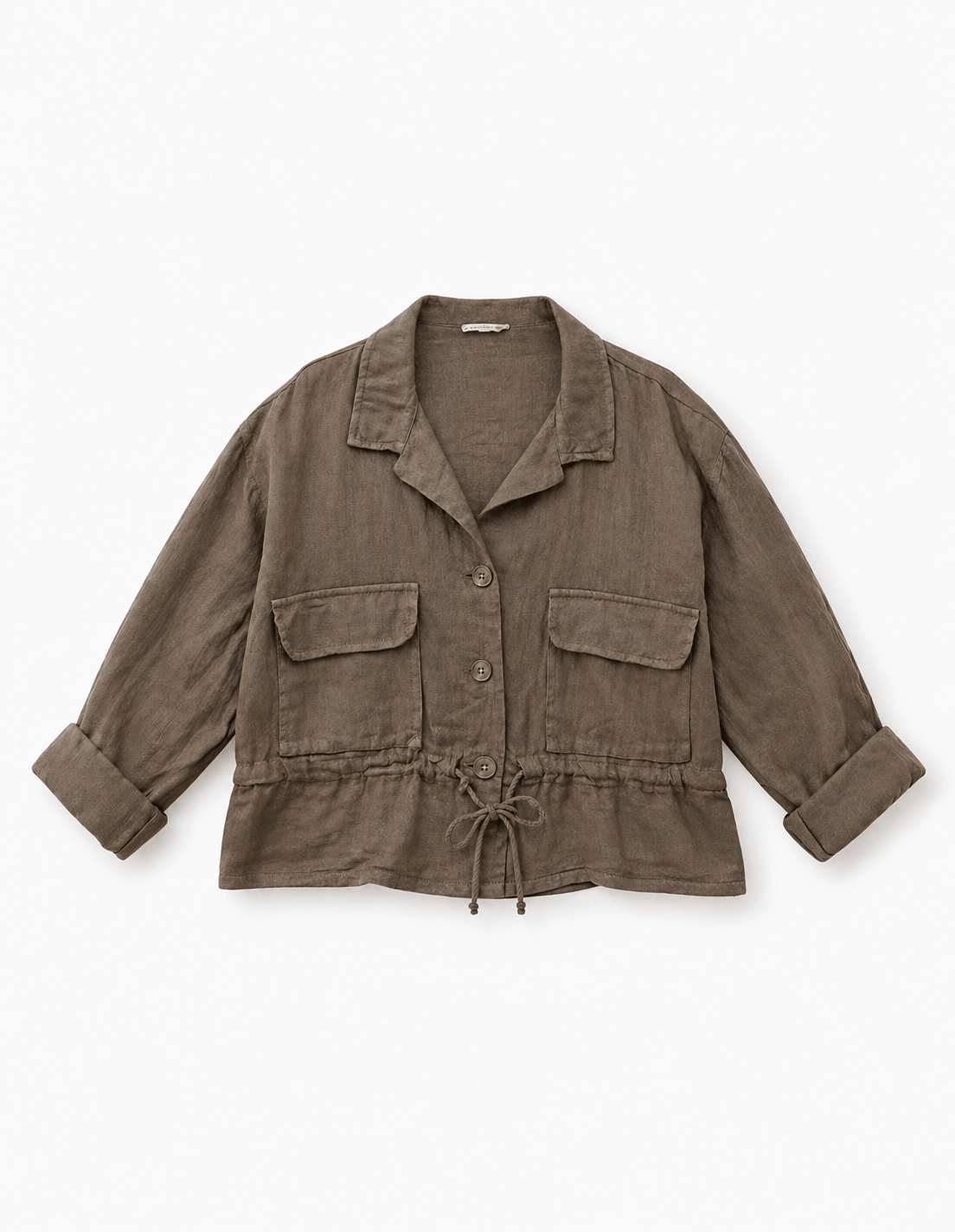 Lässige Jacke in Soft Taupe mit Knopfleiste, Tunnelzug in der Taille und aufgesetzten Taschen, freigestellt auf hellem Hintergrund