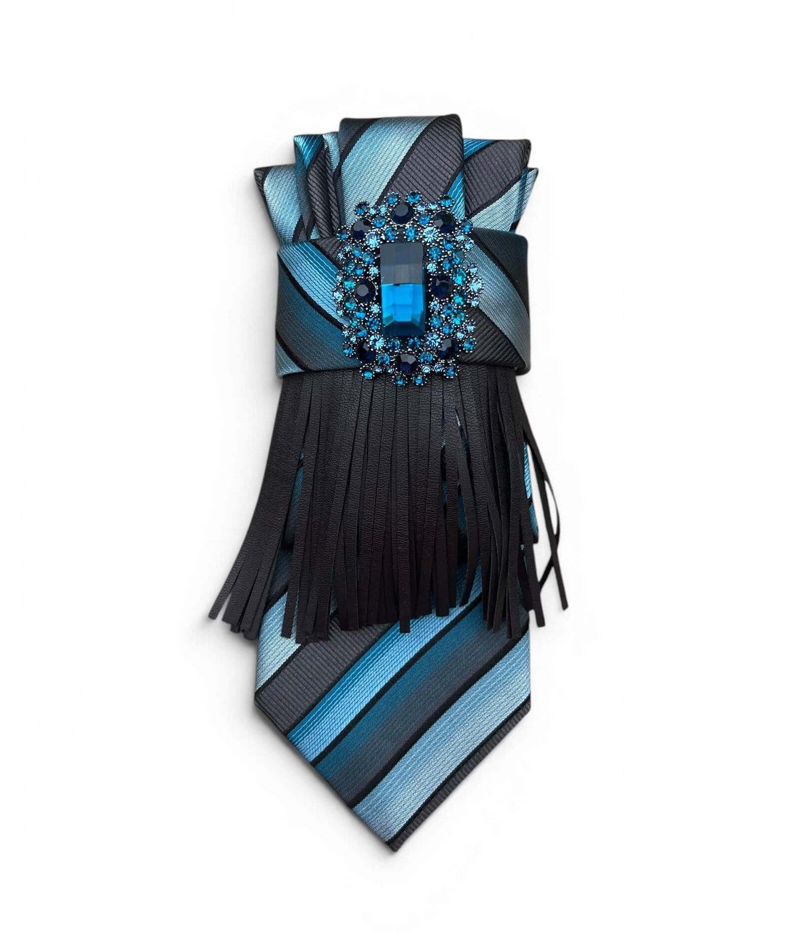 Vintage-Seidenkrawatte in Schwarz und Blautönen mit schwarzen Lederfransen und funkelnder Brosche mit blauem Schmuckstein von CASAPARI.