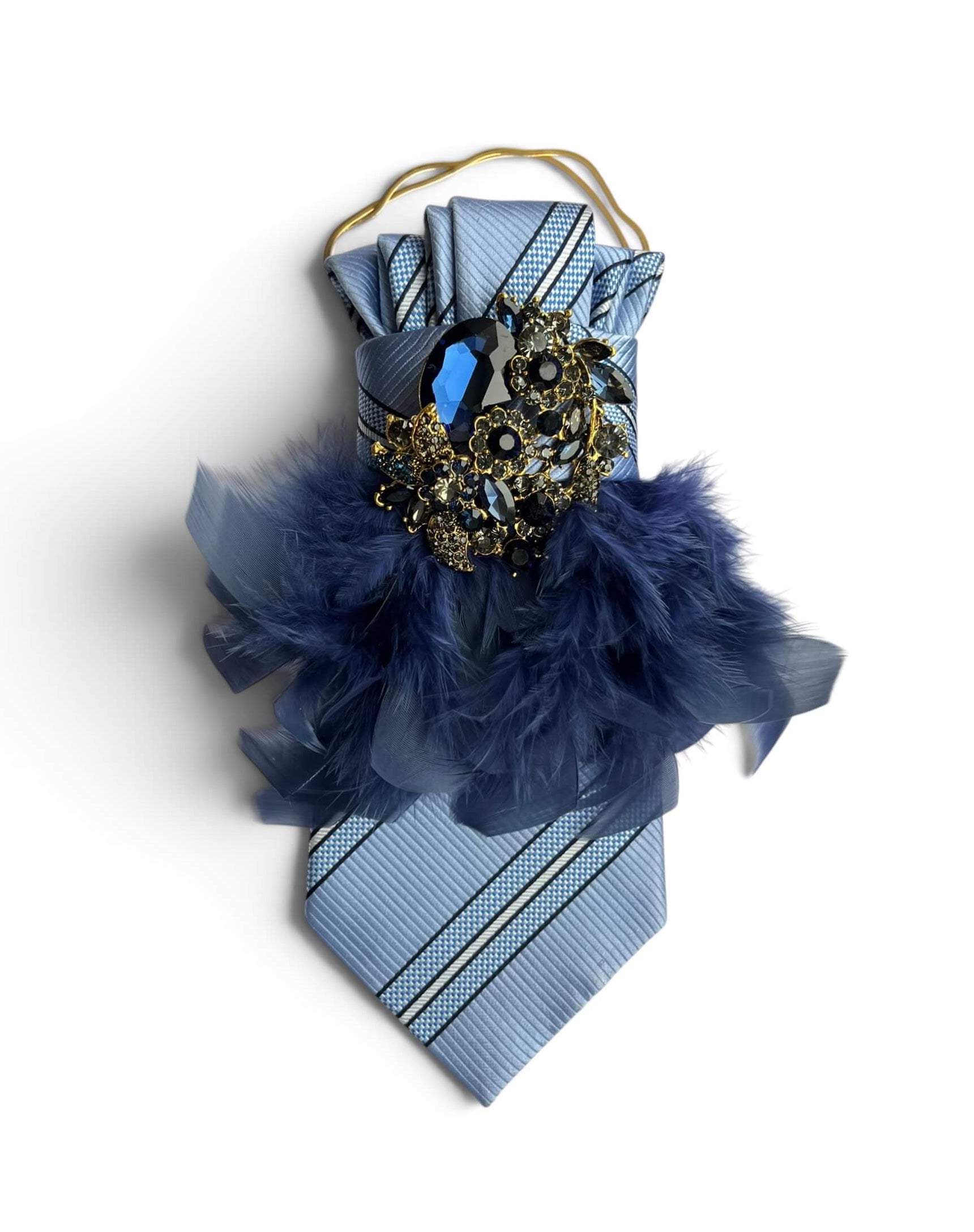 Hellblaue Vintage-Seidenkrawatte von Casapari mit dunkelblauen Federn, blauer Schmuckbrosche und goldfarbener Kette.