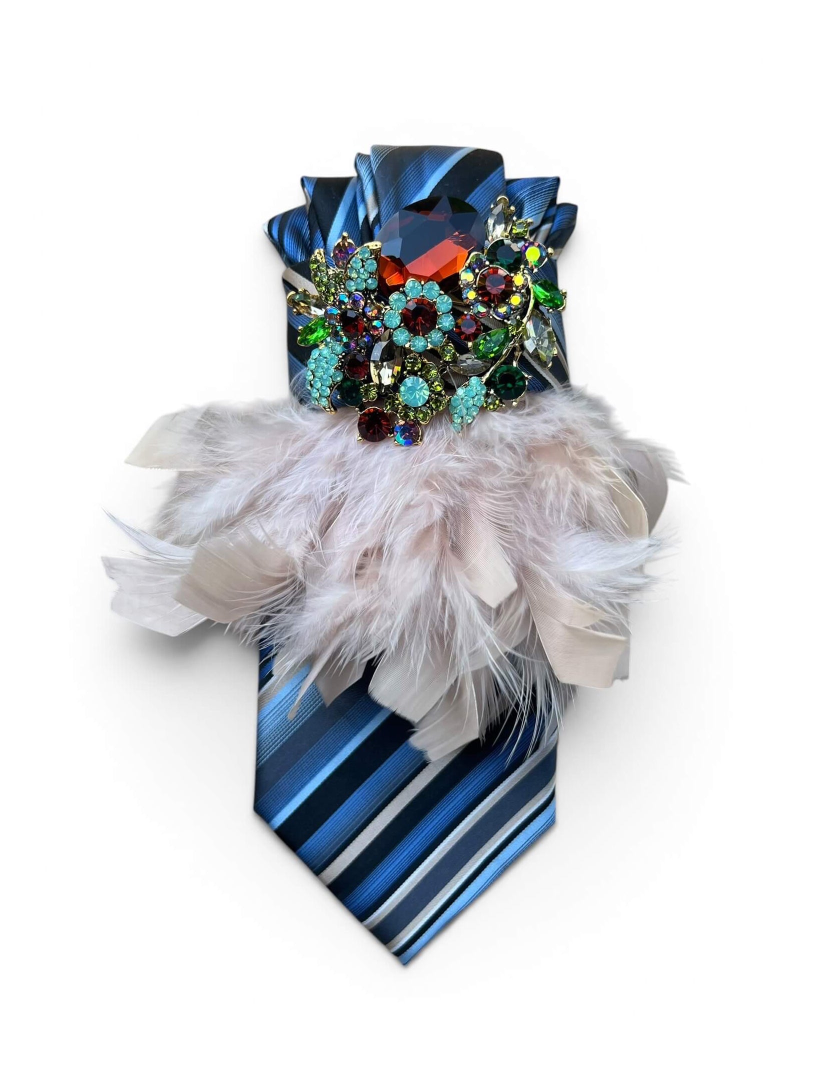 Vintage-Seidenkrawatte in Blau mit hellen Federn und einer opulenten Schmuckbrosche mit bunten Kristallen von CASAPARI.