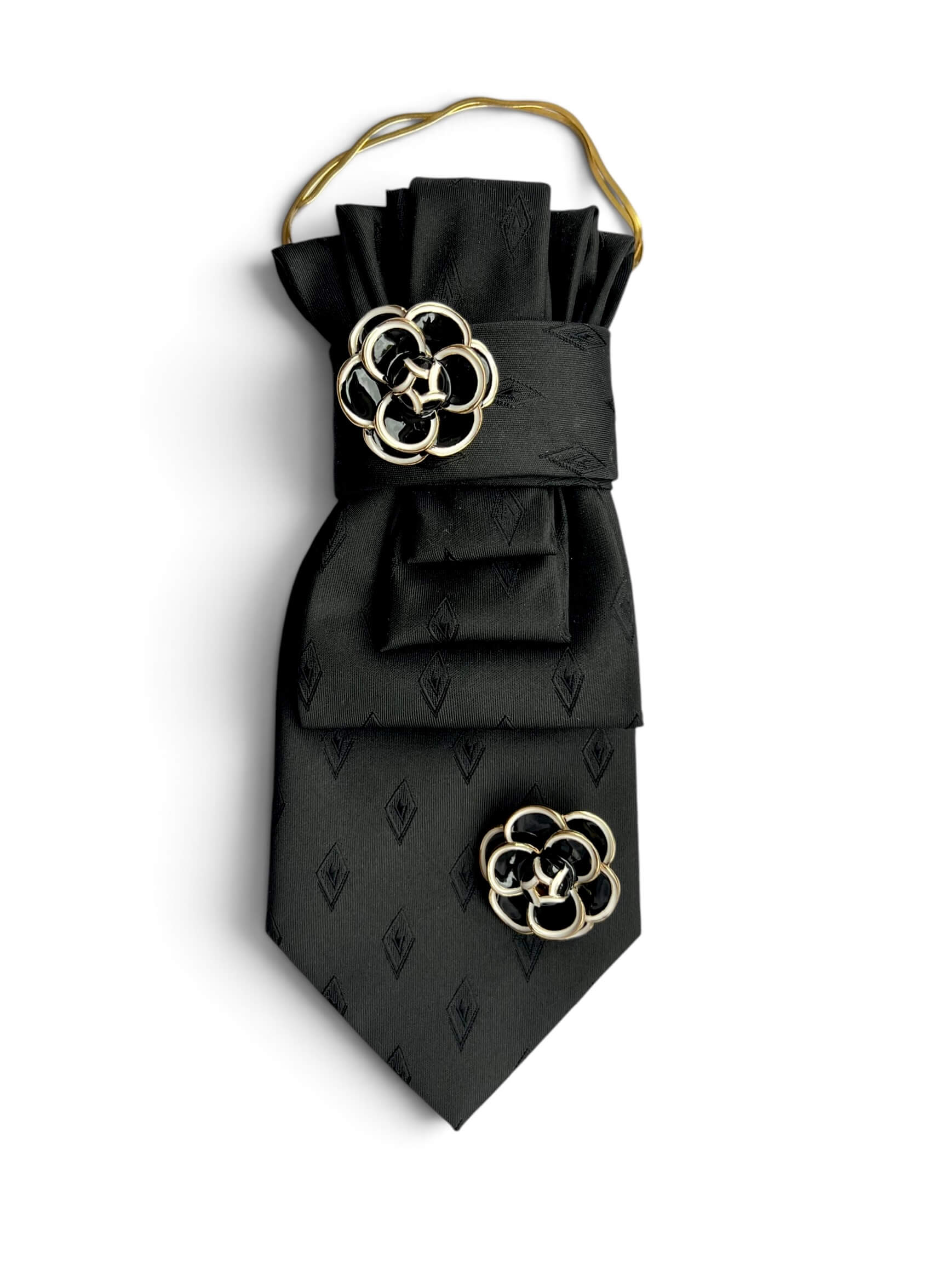Schwarze Vintage-Seidenkrawatte von Casapari mit schwarzer Blütenbrosche, silberfarbenen Details und goldfarbener Kette