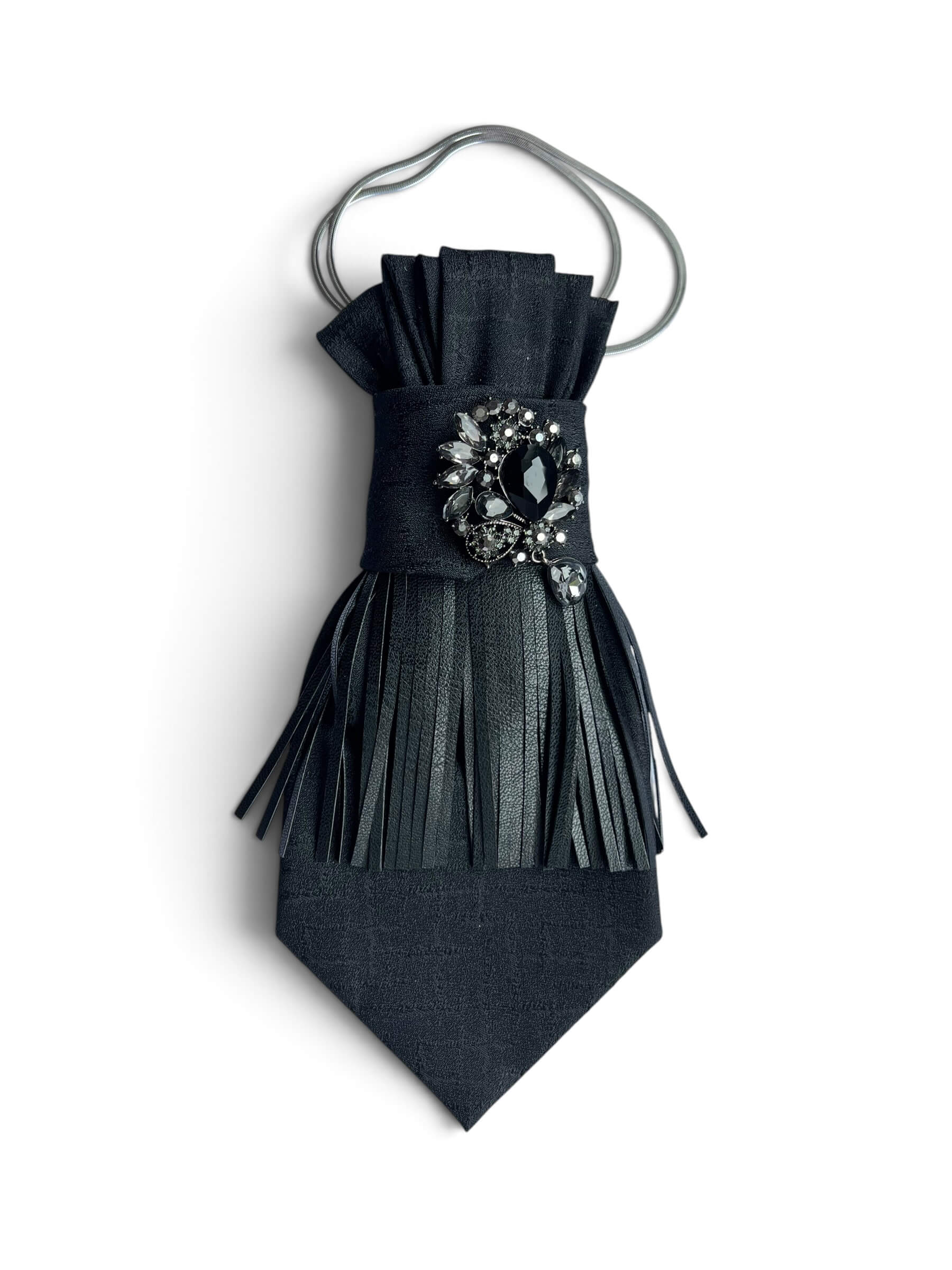 Schwarze Krawatte mit schwarzen Lederfransen, funkelnder schwarzer Brosche und feiner silberfarbener Kette von Casapari.