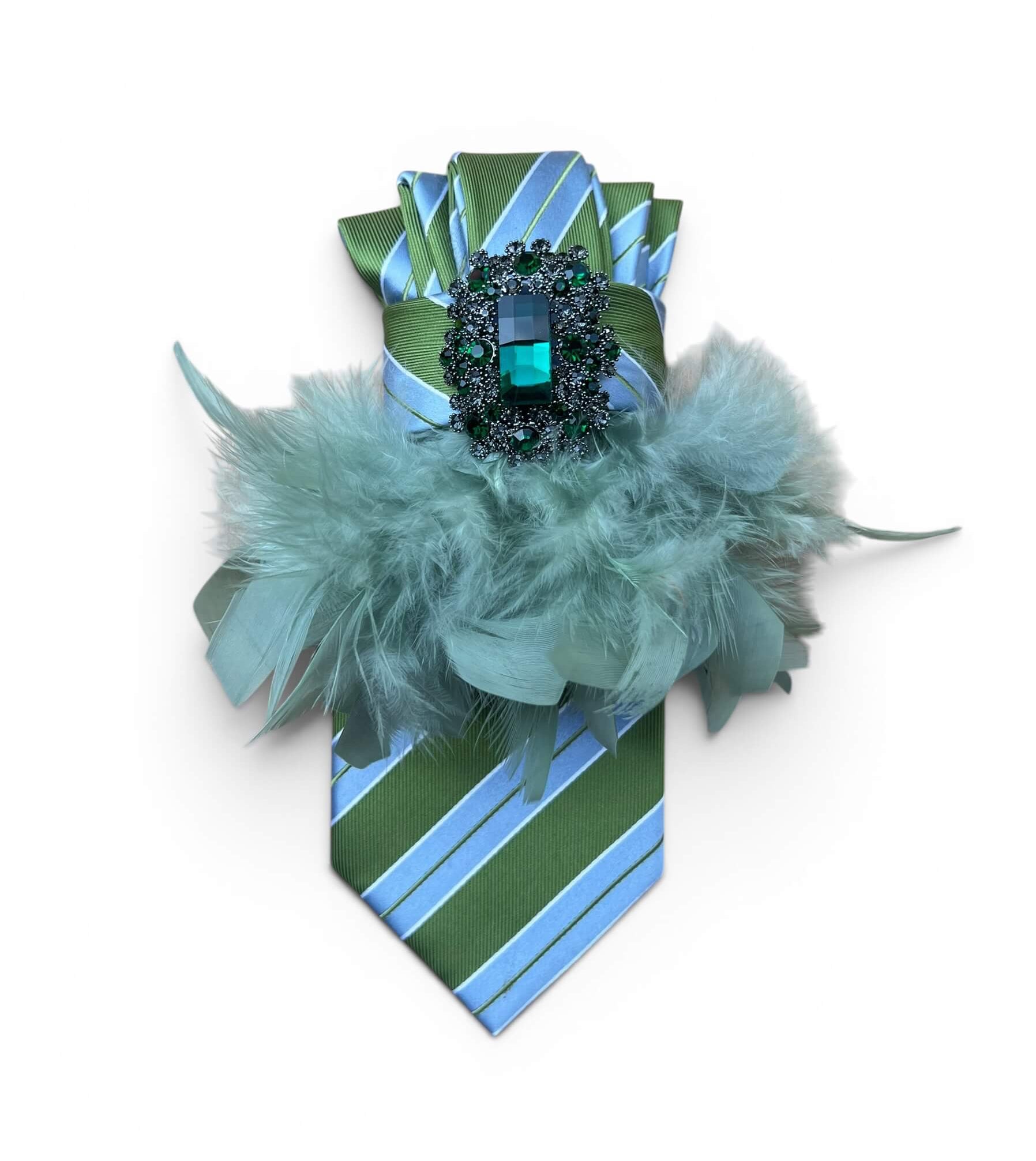 Vintage-Seidenkrawatte in Mintgrün und Hellblau mit mintfarbenen Federn und grüner Schmuckbrosche von CASAPARI.