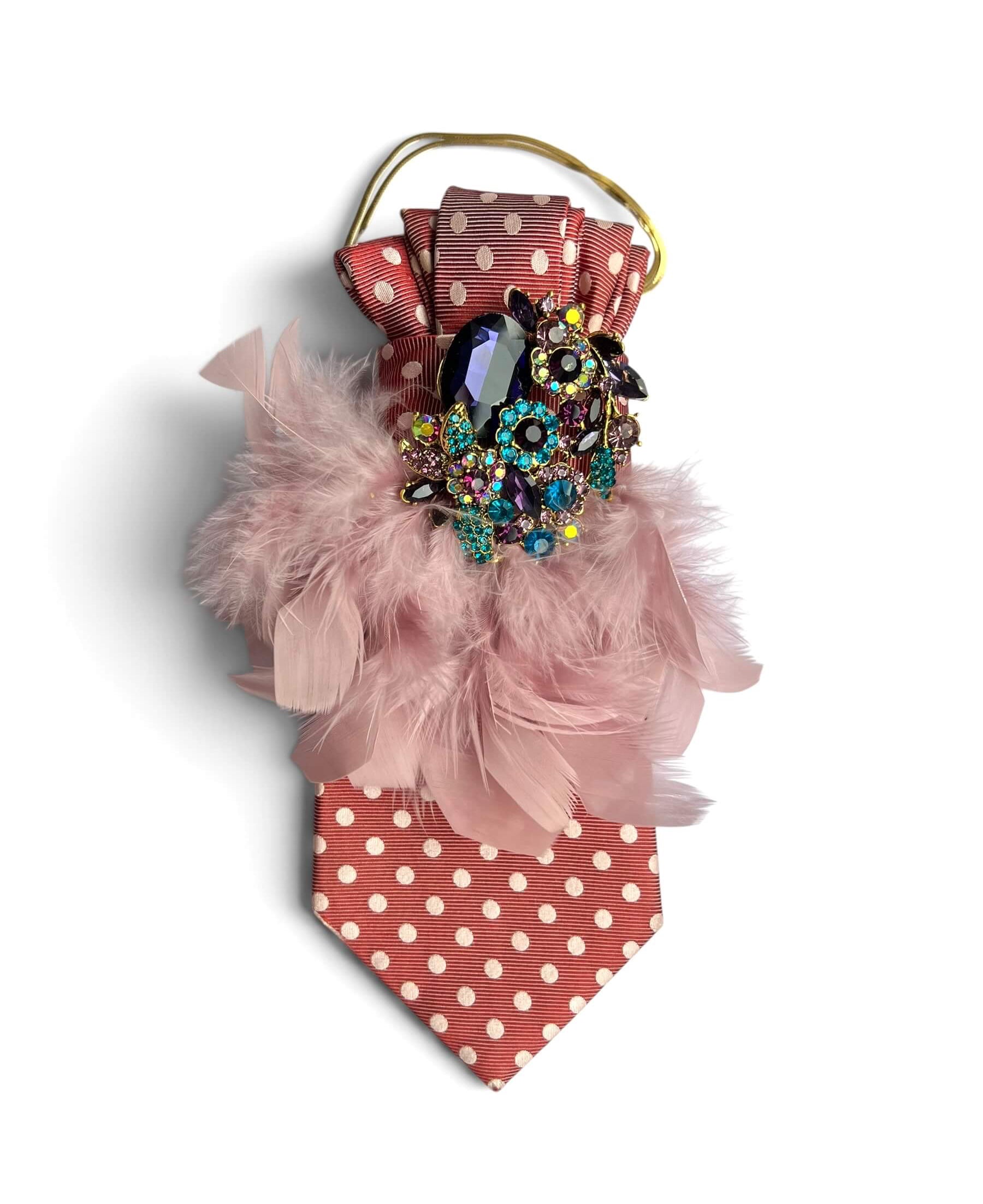 Vintage-Seidenkrawatte in Rosé mit weißen Punkten, rosafarbenen Federn, großer Schmuckbrosche mit Kristallen und goldfarbener Kette.