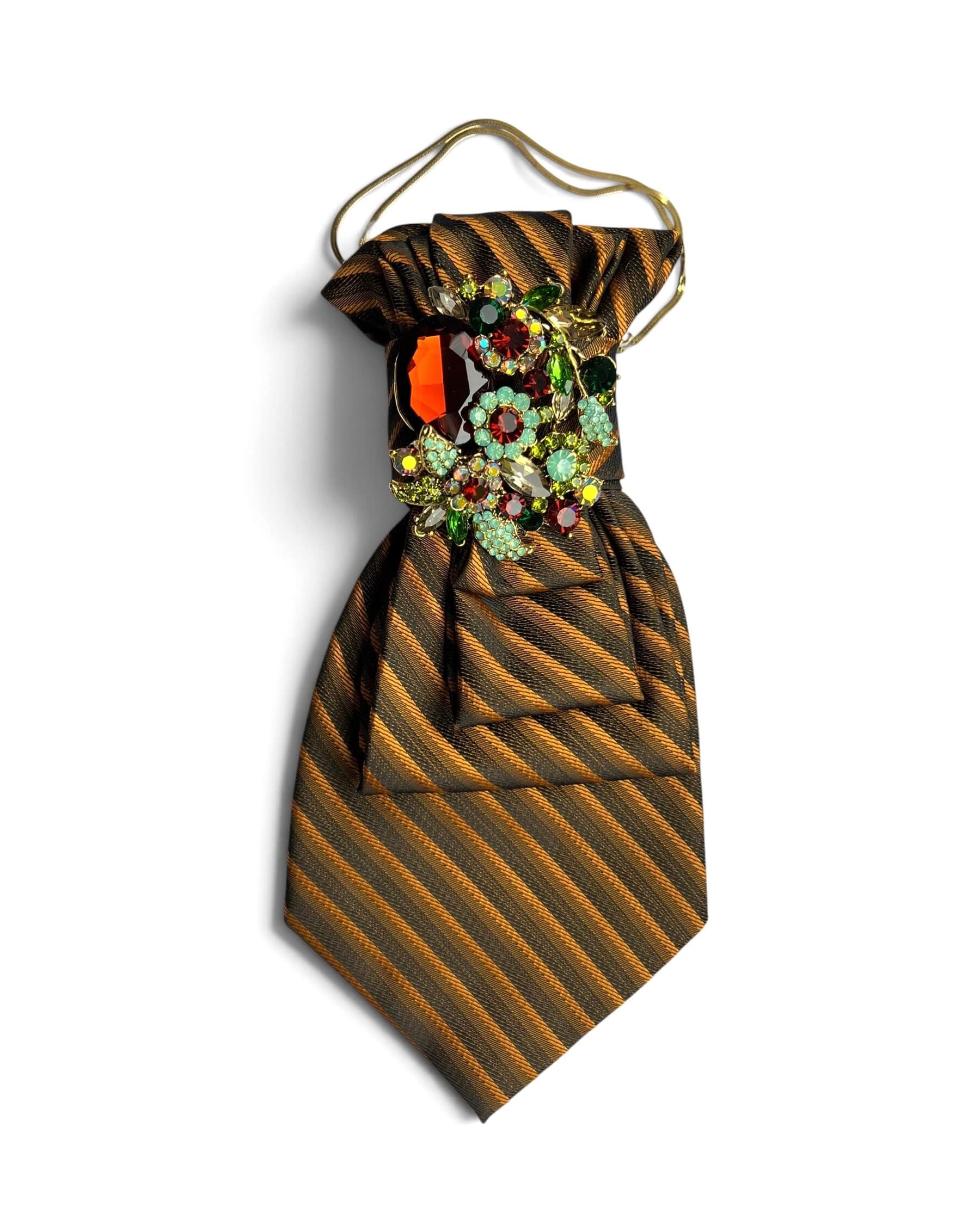 Braun-orange gestreifte Vintage-Seidenkrawatte von Casapari mit opulenter Schmuckbrosche in Orange, Grün und Türkis sowie goldfarbener Kette.