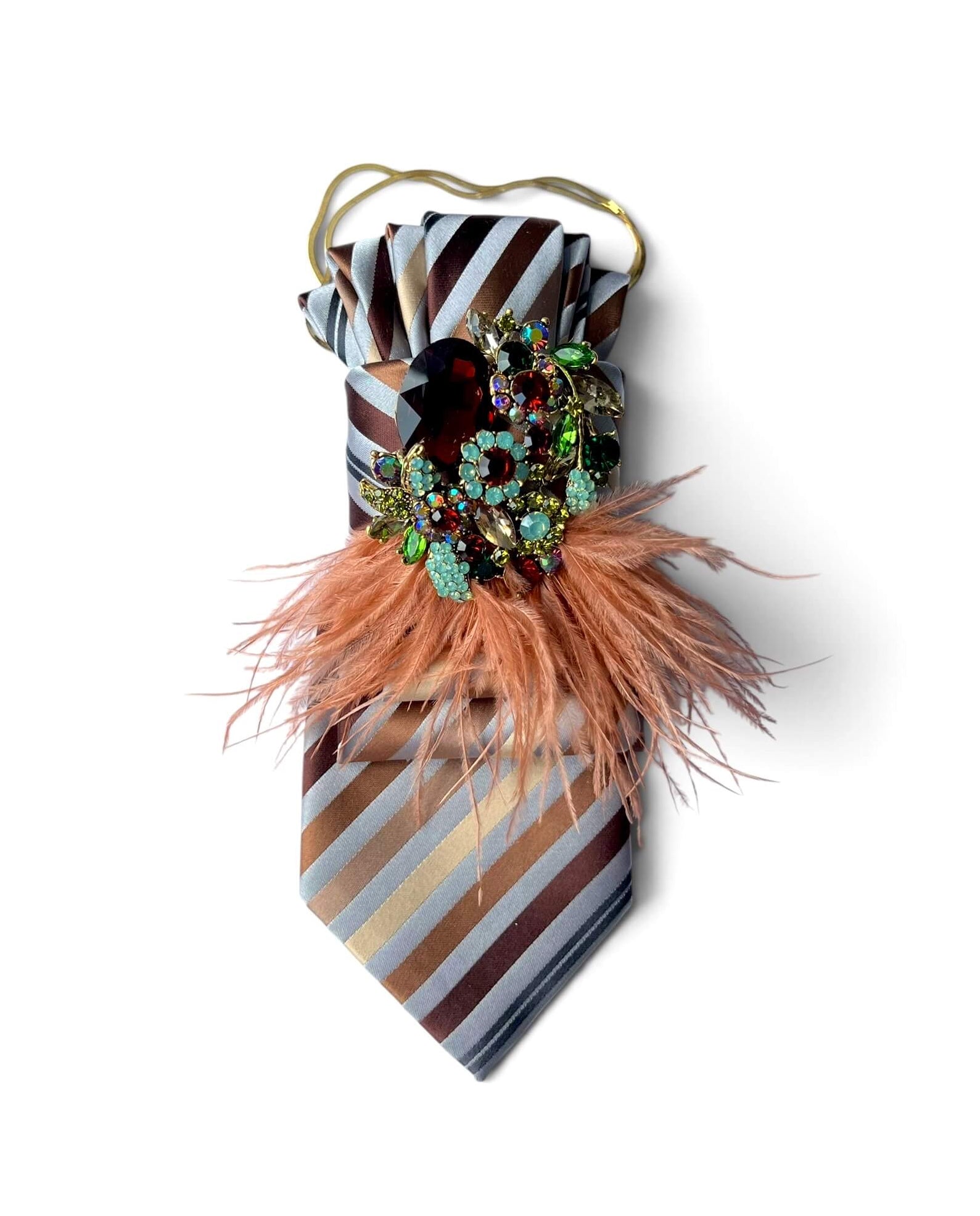 Vintage-Seidenkrawatte in Braun, Hellblau und Champagner mit roséfarbenen Federn, opulenter Schmuckbrosche und goldfarbener Kette von Casapari.