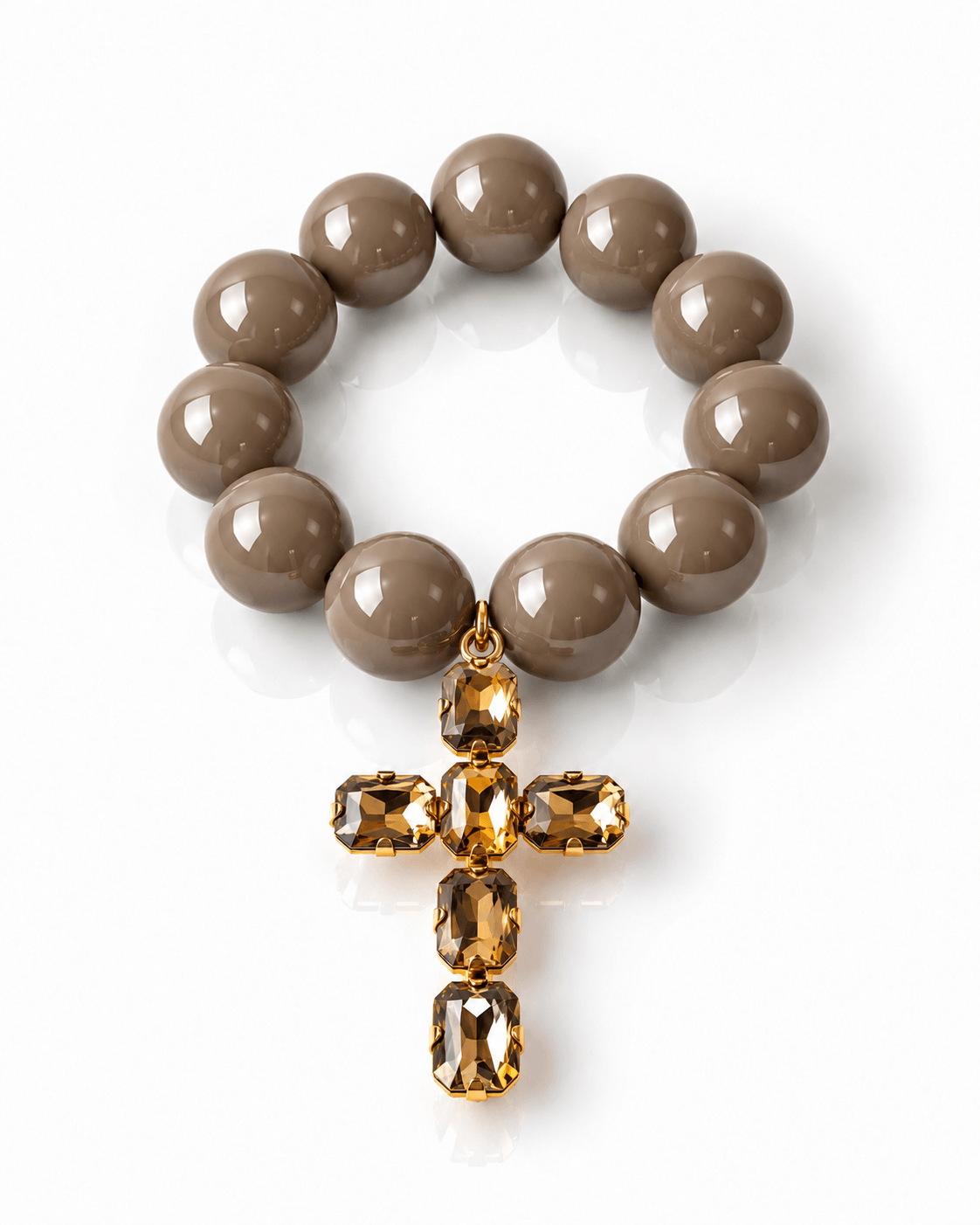 Armband mit großen glänzenden Perlen in Cashmere Grey und goldenem Kreuzanhänger mit facettierten Kristallsteinen.