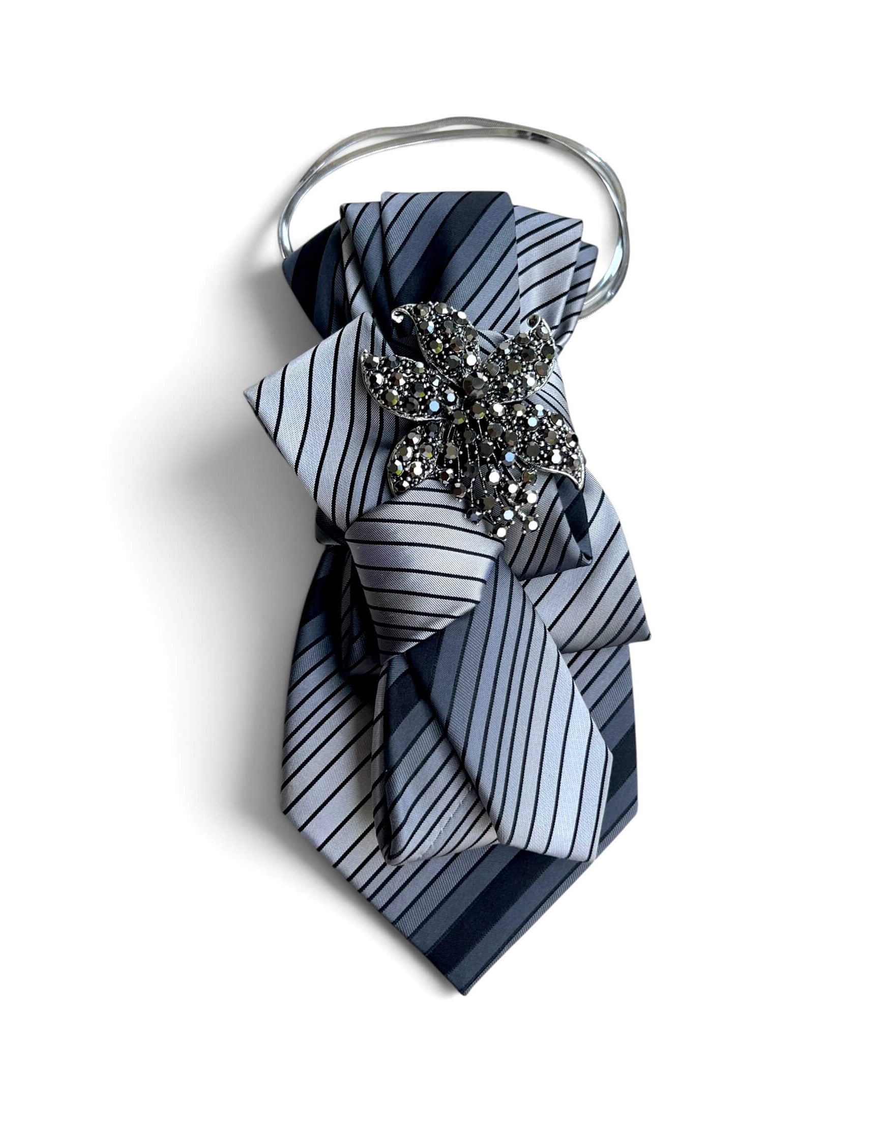 Blau-grau gestreifte Statement-Krawatte aus Vintage-Seide mit silberner Kette und funkelnder Blütenbrosche in Anthrazit.