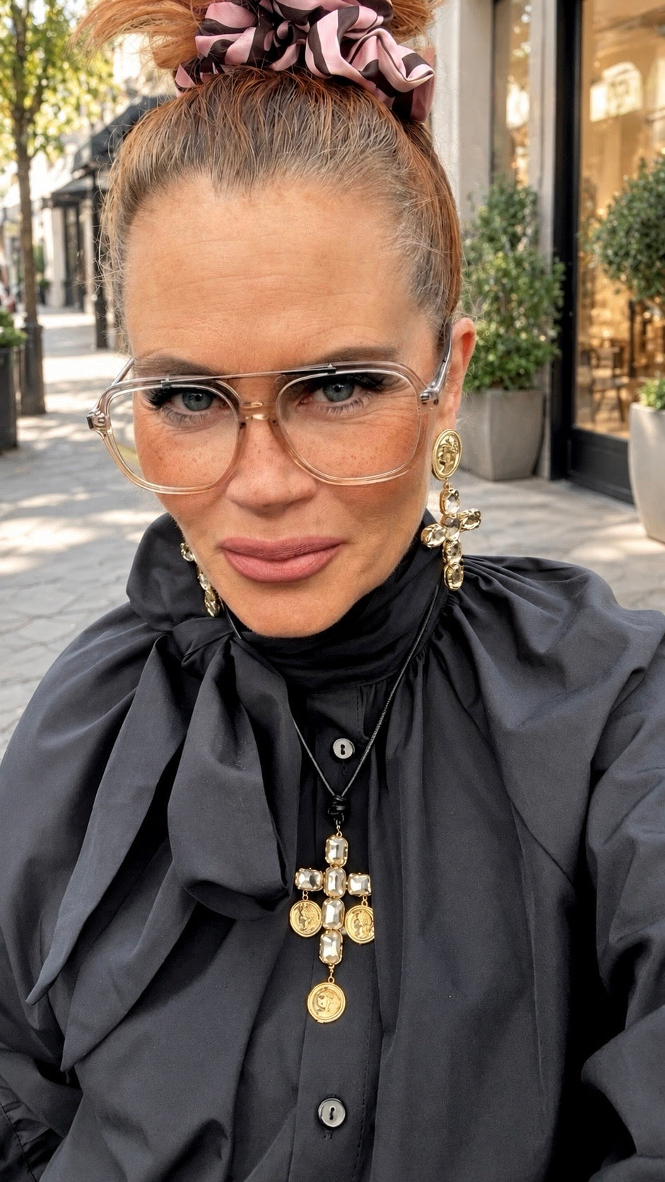 Schwarze MIHO’S Schluppenbluse mit großer Schleife, getragen von Nicole im Streetstyle