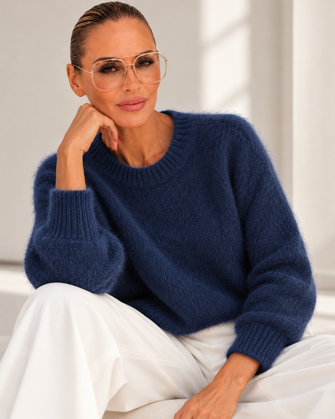 Model trägt dunkelblauen Kid-Mohair-Pullover mit Rundhalsausschnitt