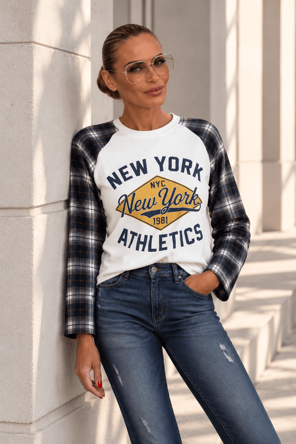 New York Athletics Print-Shirt aus Viskose, getragen mit Skinny Jeans