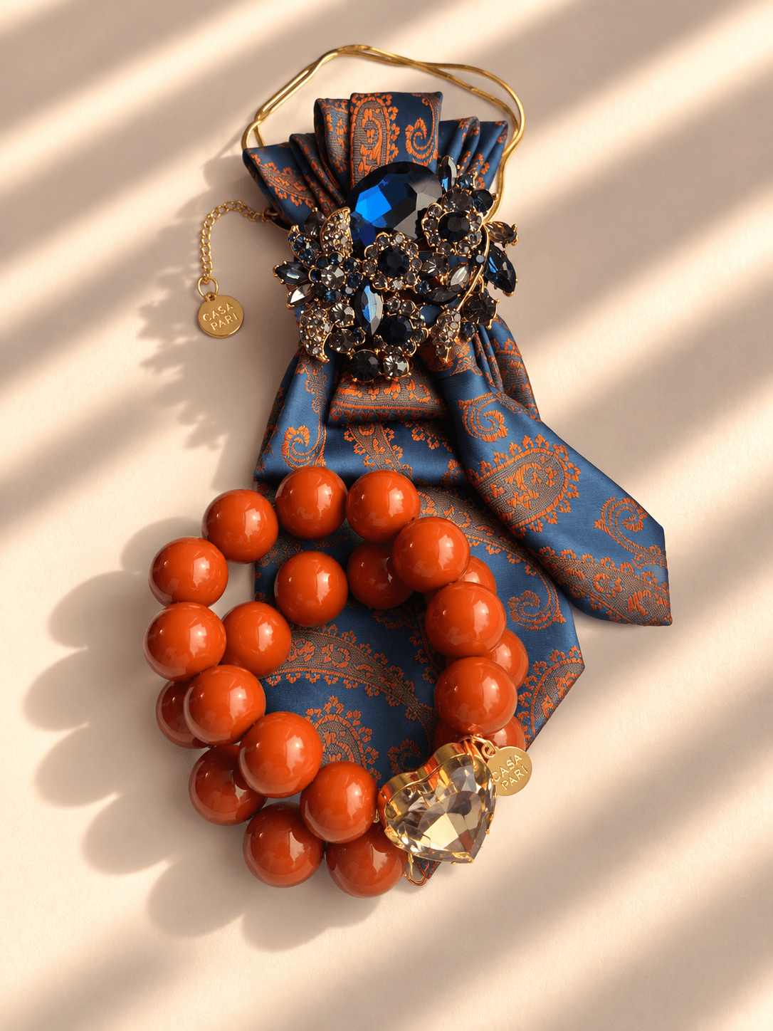 Casapari Perfect Match Affair mit petrolblau-orange gemusterter Krawatte und Crystal Heart Armband in Cognac mit großem Kristallherz