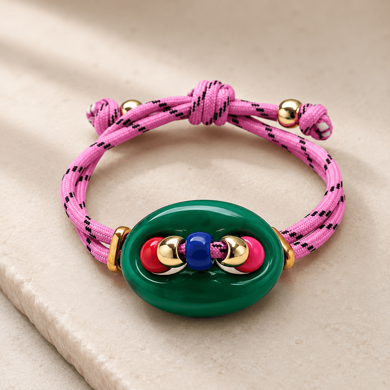 Grünes Armband mit grünem Schmuckelement auf Besenstein Boden