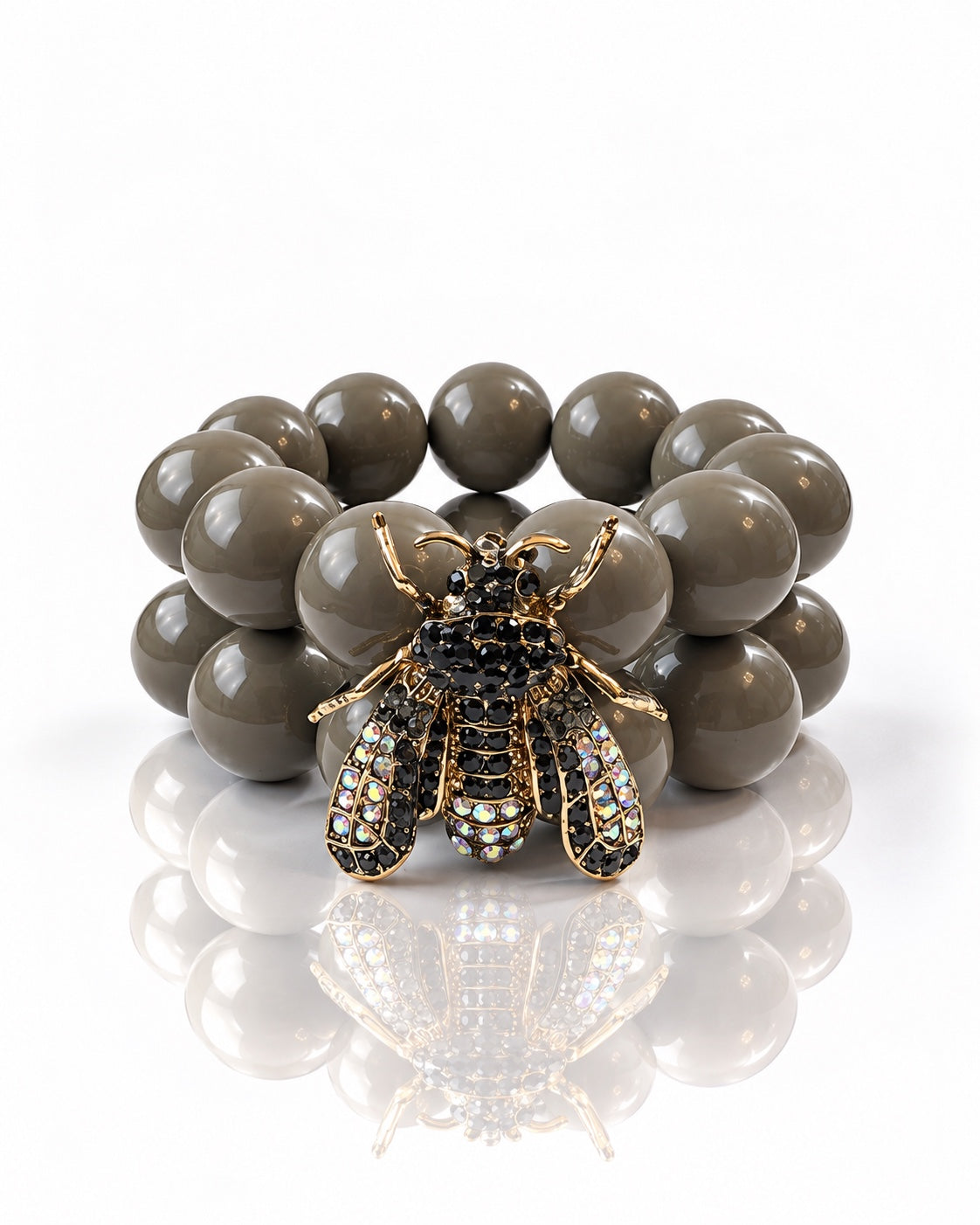 Queen Bee Armband Cashmere Mocca mit glänzenden Resinperlen und goldfarbener Biene mit schwarzen und irisierenden Steinen