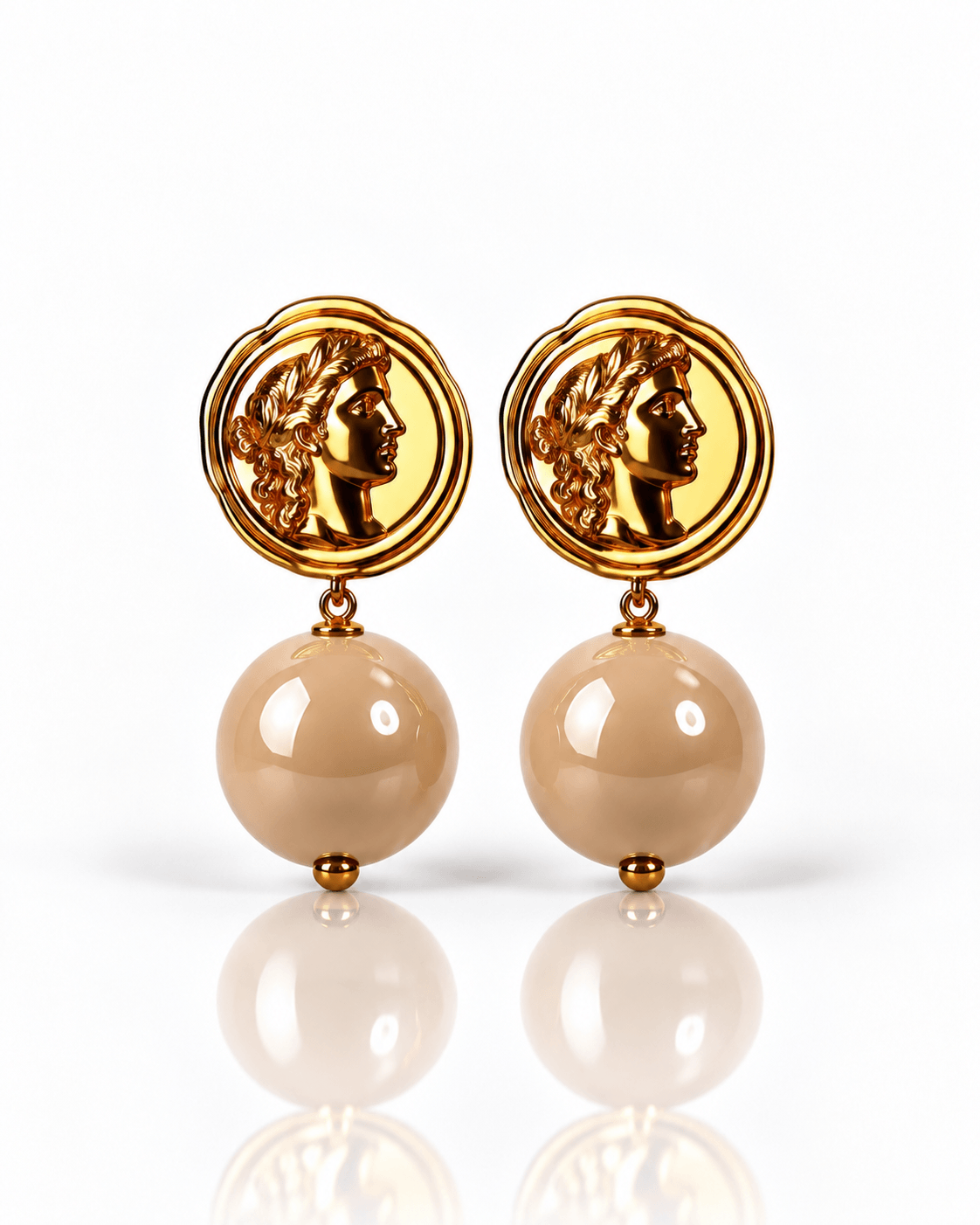 Goldfarbene Roma Pearly Affair Ohrringe mit großen glänzenden Perlen in Beige.