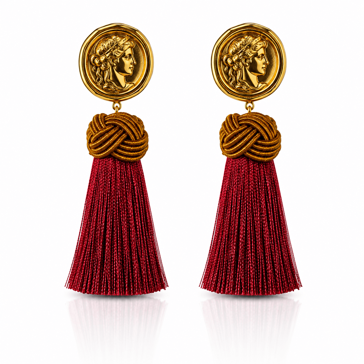 Roma Tassel Affair Ohrringe mit goldfarbener römischer Münze, bronzefarbenem Knotendetail und bordeauxroter Tassel