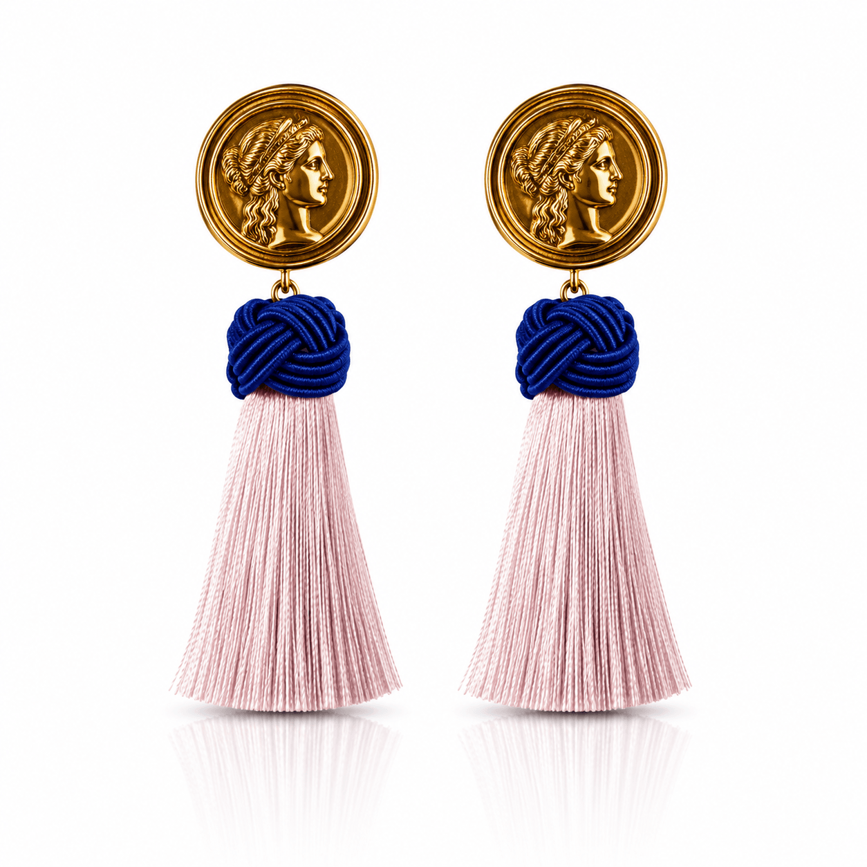 Roma Tassel Affair Ohrringe mit goldfarbener römischer Münze, royalblauem Knotendetail und rosafarbener Tassel