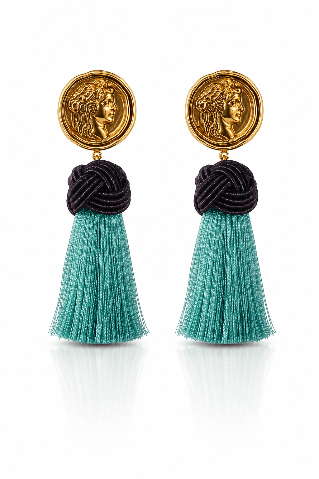 Roma Tassel Ohrringe mit goldfarbener römischer Münze, dunklem Knotendetail und türkisfarbener Tassel