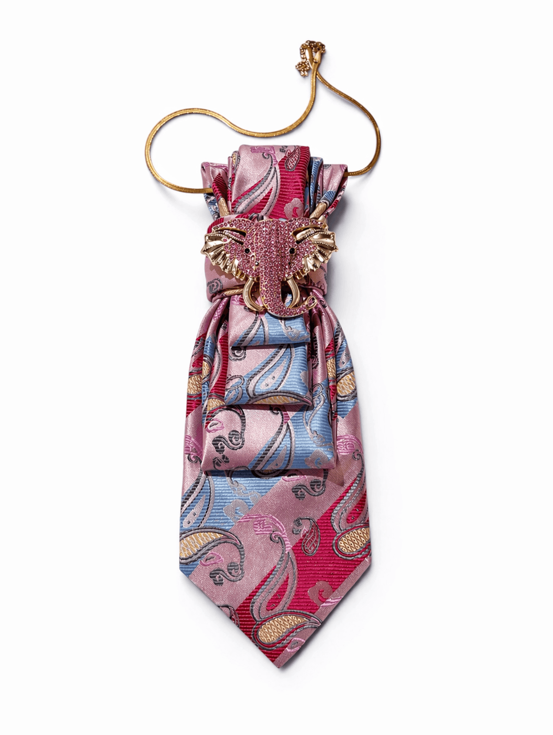 Rosa gemusterte Seidenkrawatte mit dekorativer Faltung und einer Elefantenbrosche in Champagnergold mit rosafarbenen Steinen auf weißem Hintergrund.