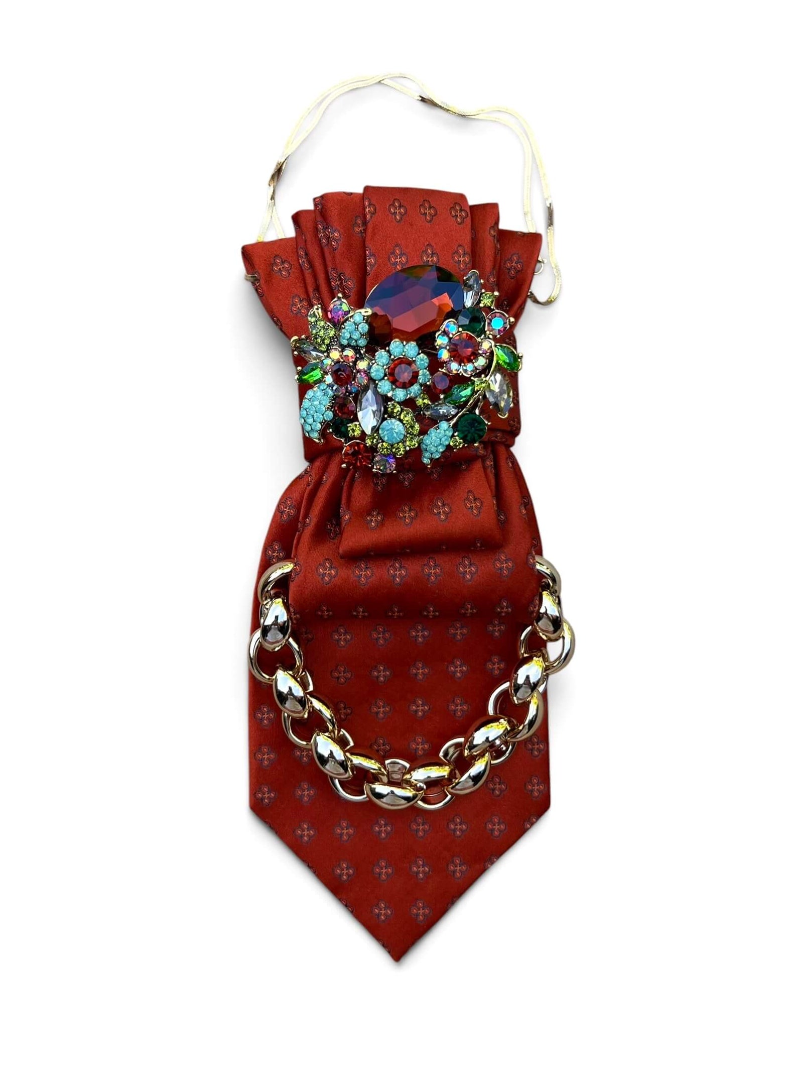 Rote Vintage-Krawatte mit feinem Muster, opulenter Kristallbrosche in Rot, Türkis und Grün sowie goldfarbener Kette 