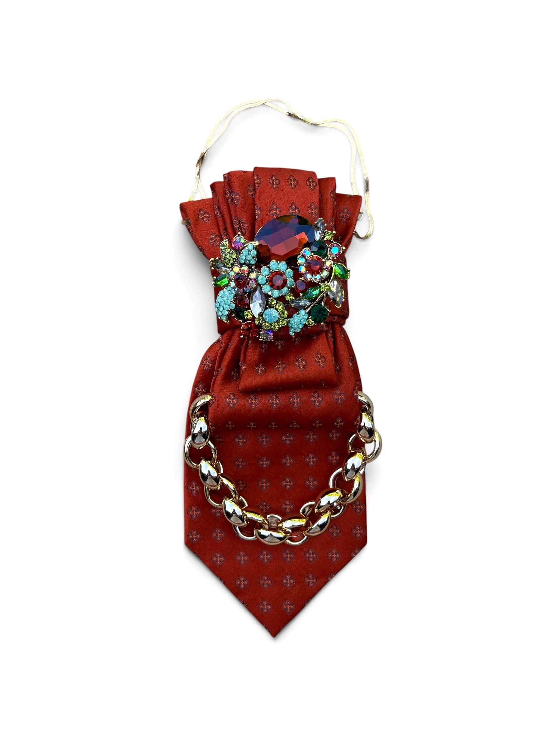 Rote Vintage-Krawatte mit feinem Muster, opulenter Kristallbrosche in Rot, Türkis und Grün sowie goldfarbener Kette 