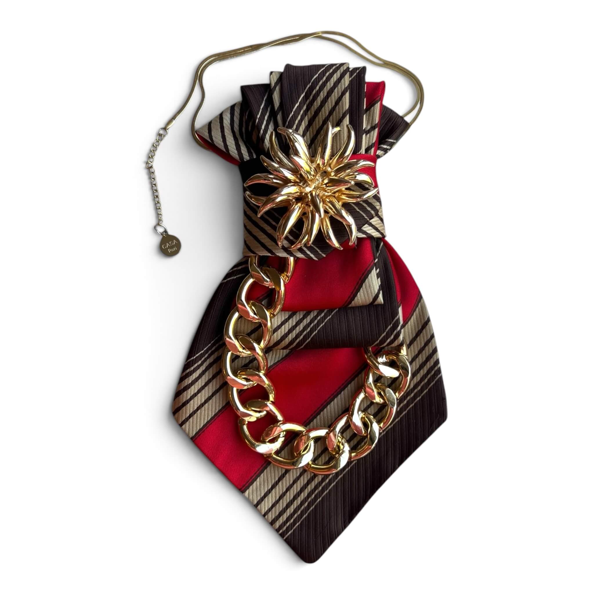 Statement-Krawatte aus Vintage-Seide in Dunkelbraun, Beige und Rot mit großer goldfarbener Blütenbrosche und markanter Gliederkette.