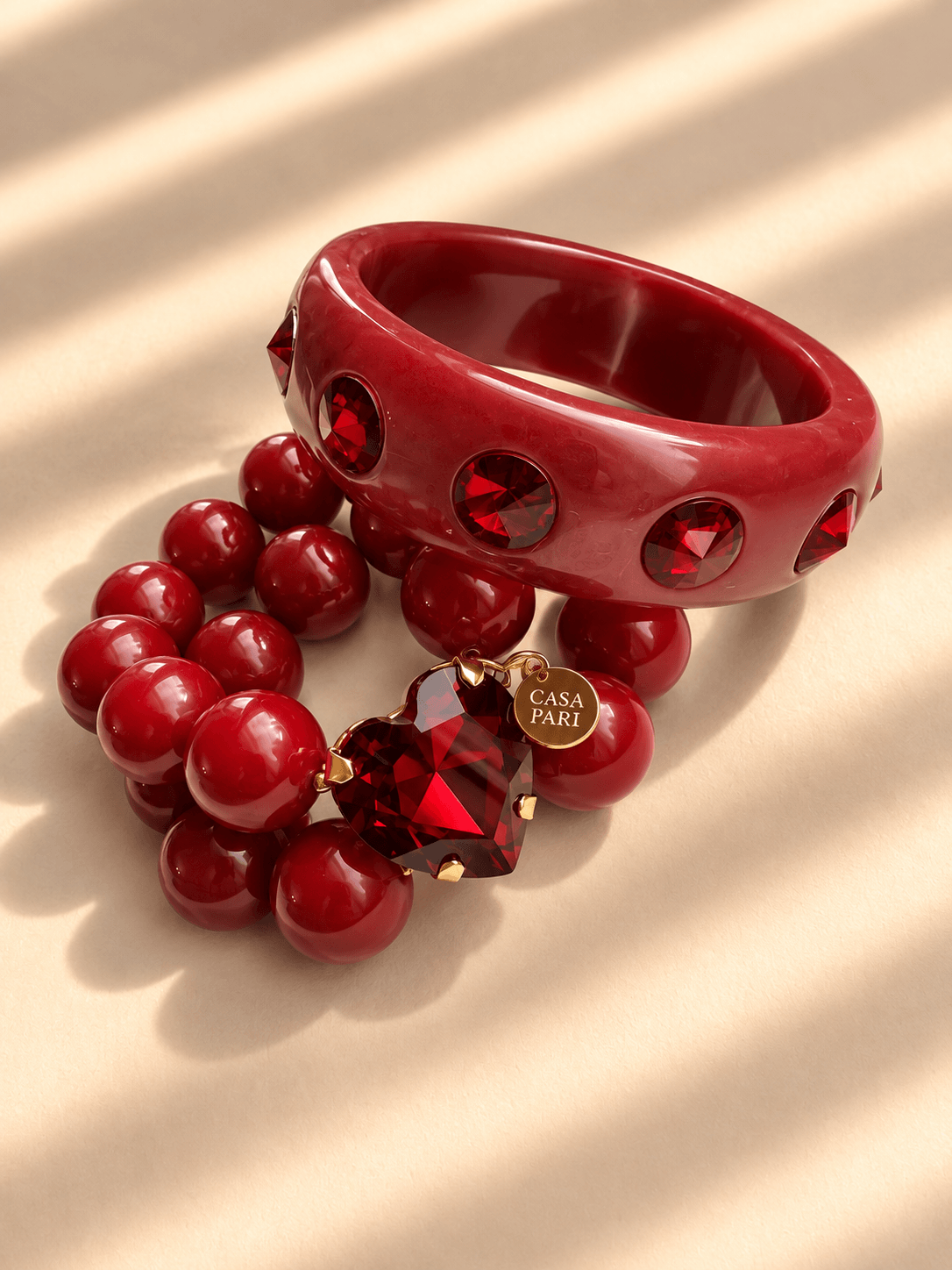 Rotes Schmuckset Ruby Red mit Crystal Heart Armband aus großen Resin-Perlen und breitem Bangle mit facettierten Schmucksteinen