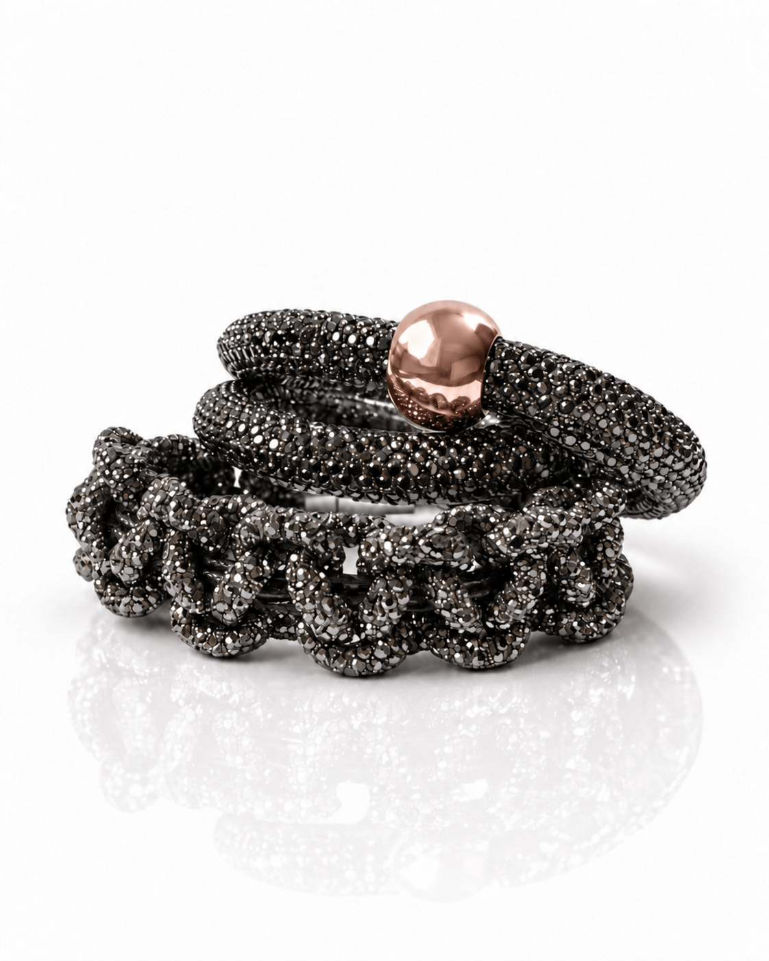 schwarze Strassarmbänder im Set mit roségoldenem Magnetverschluss auf weißem Hintergrund.