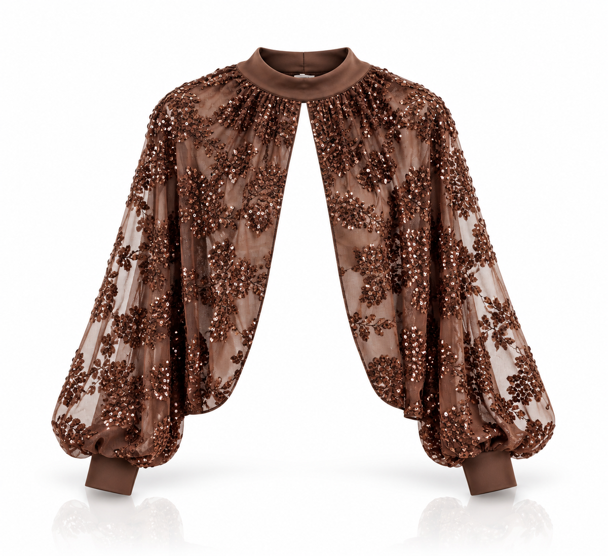 Braunes transparentes Mesh-Pailletten-Cape mit voluminösen Ärmeln, freigestellt auf Weiß