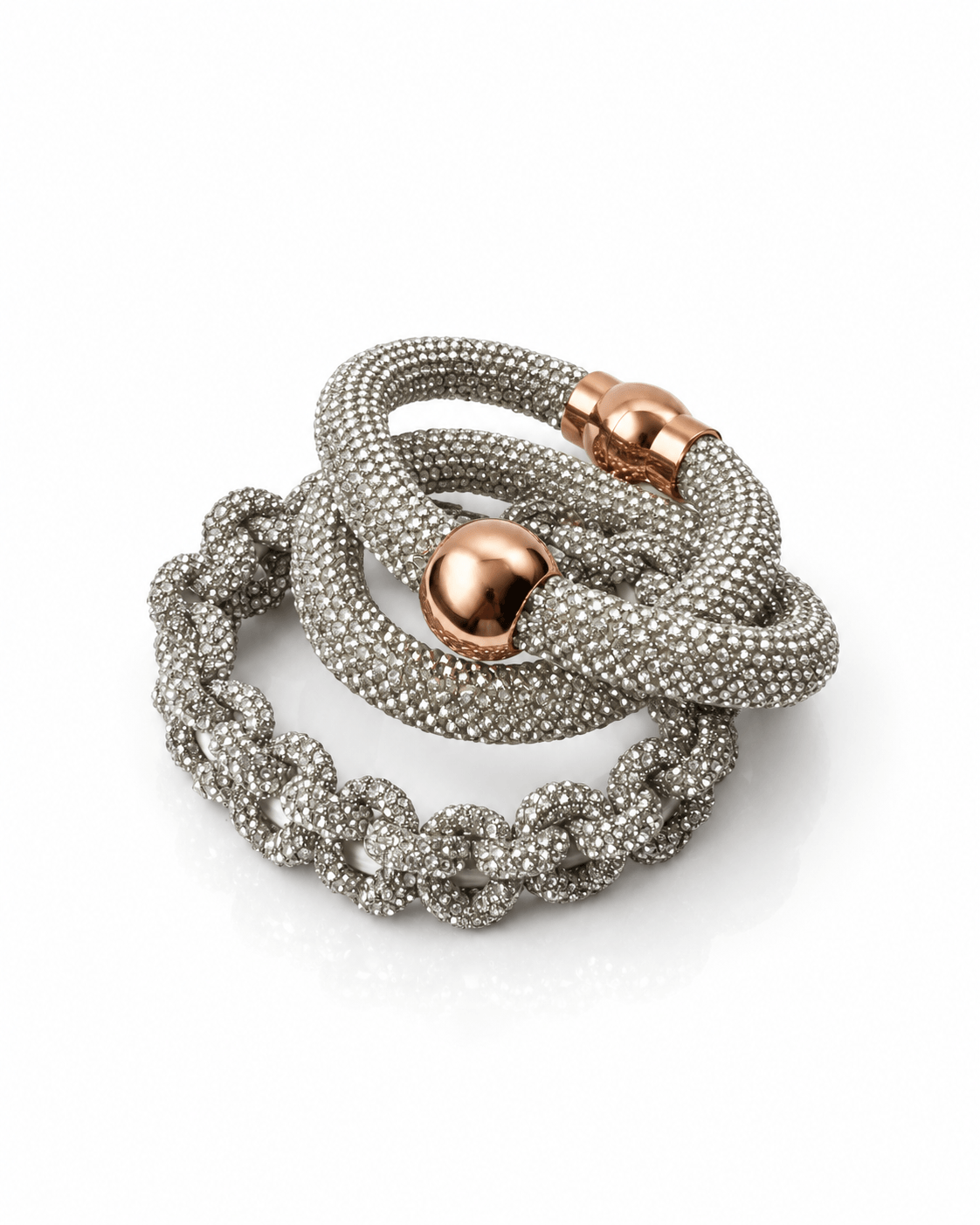 Mehrreihiges Armband-Set in Silber mit strukturierter Oberfläche, Gliederarmband und glänzendem Verschluss in Roségold.