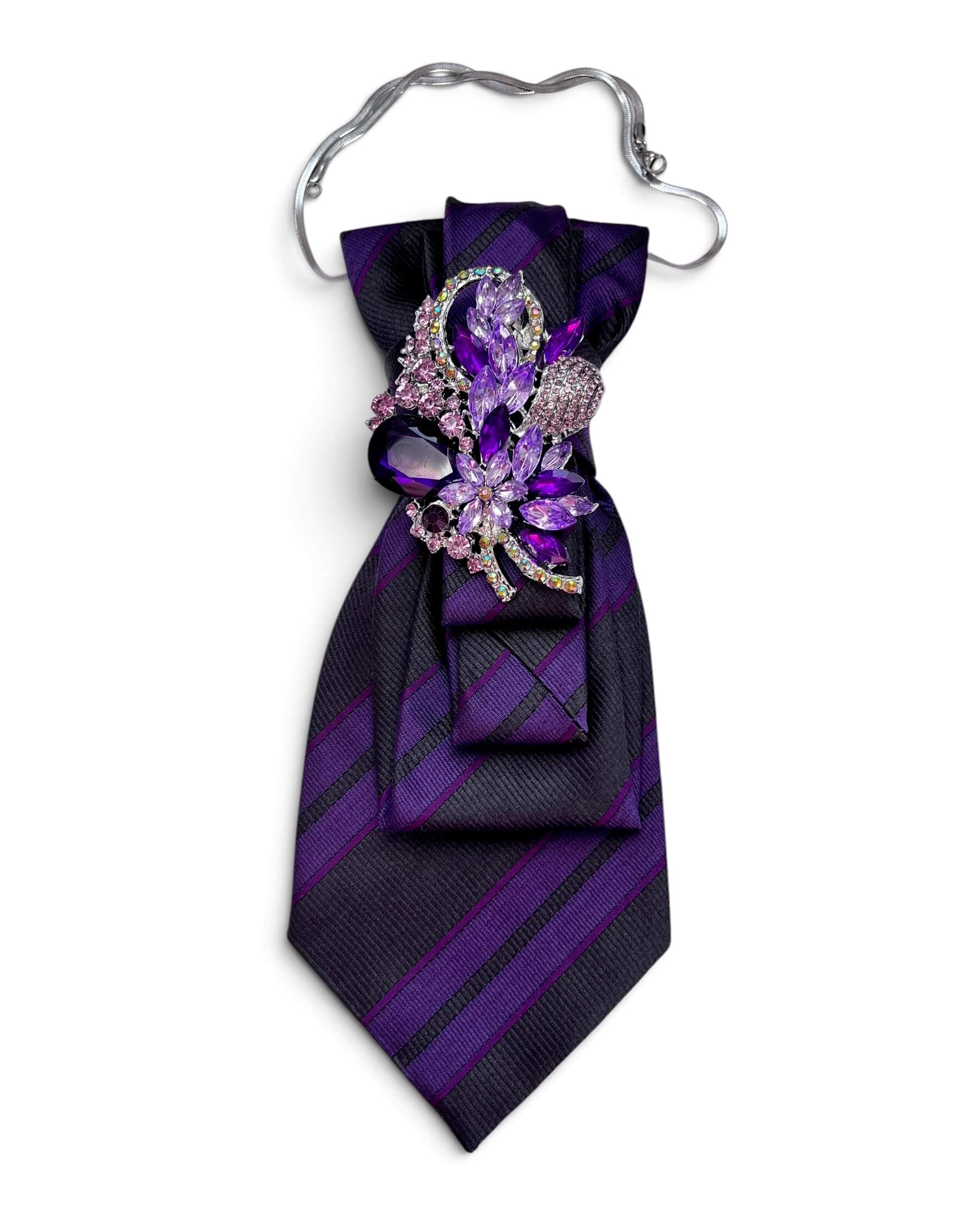 Vintage-Krawatte in Dunkelviolett und Schwarz mit violett funkelnder Schmuckbrosche und silberfarbener Kette.