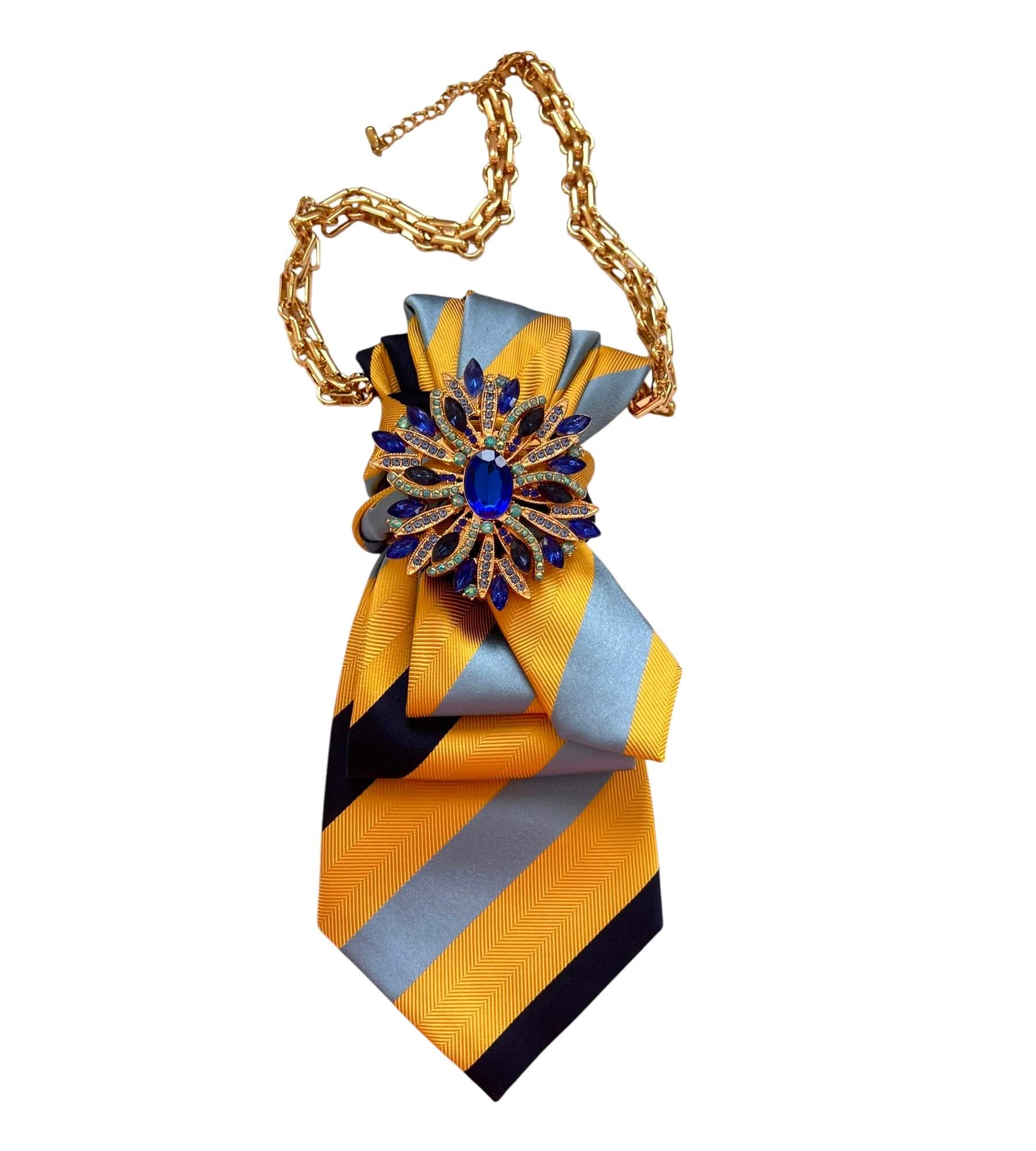 Vintage Krawattenkette in Hellblau, Gold und Dunkelblau mit großer blauer Schmuckbrosche und goldfarbener Kette.