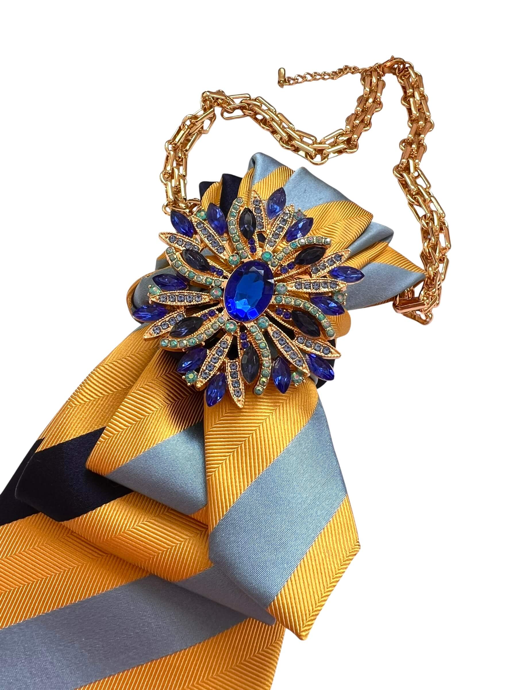 Vintage Krawattenkette in Hellblau, Gold und Dunkelblau mit großer blauer Schmuckbrosche und goldfarbener Kette.