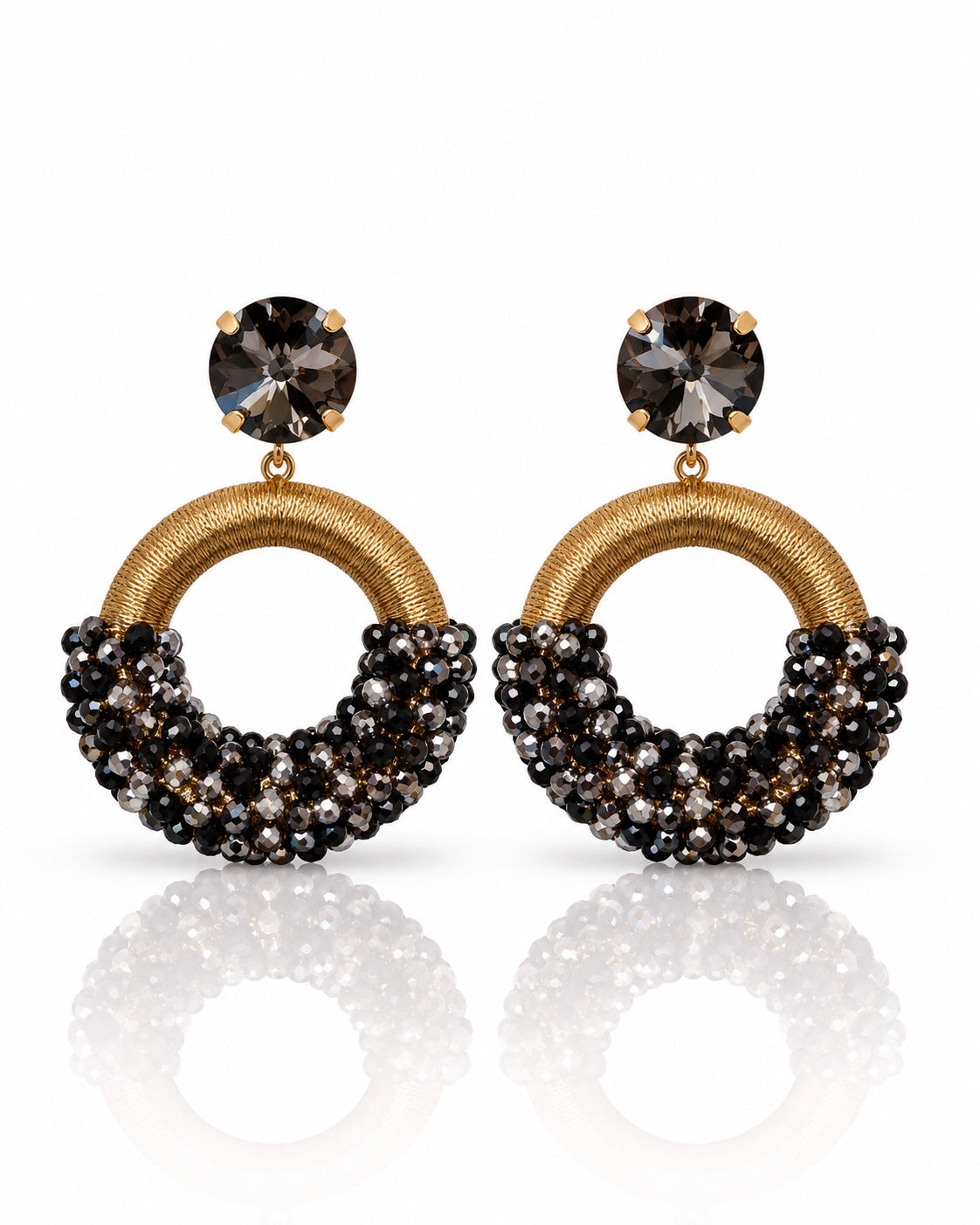 Smoky Glam Statement-Ohrstecker mit schwarzen und rauchgrauen Glasperlen, goldfarbenem Ring