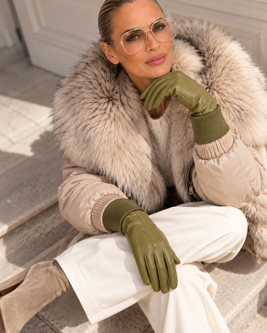 KI-Editorial mit olivgrünen Handschuhen und beiger Winterjacke