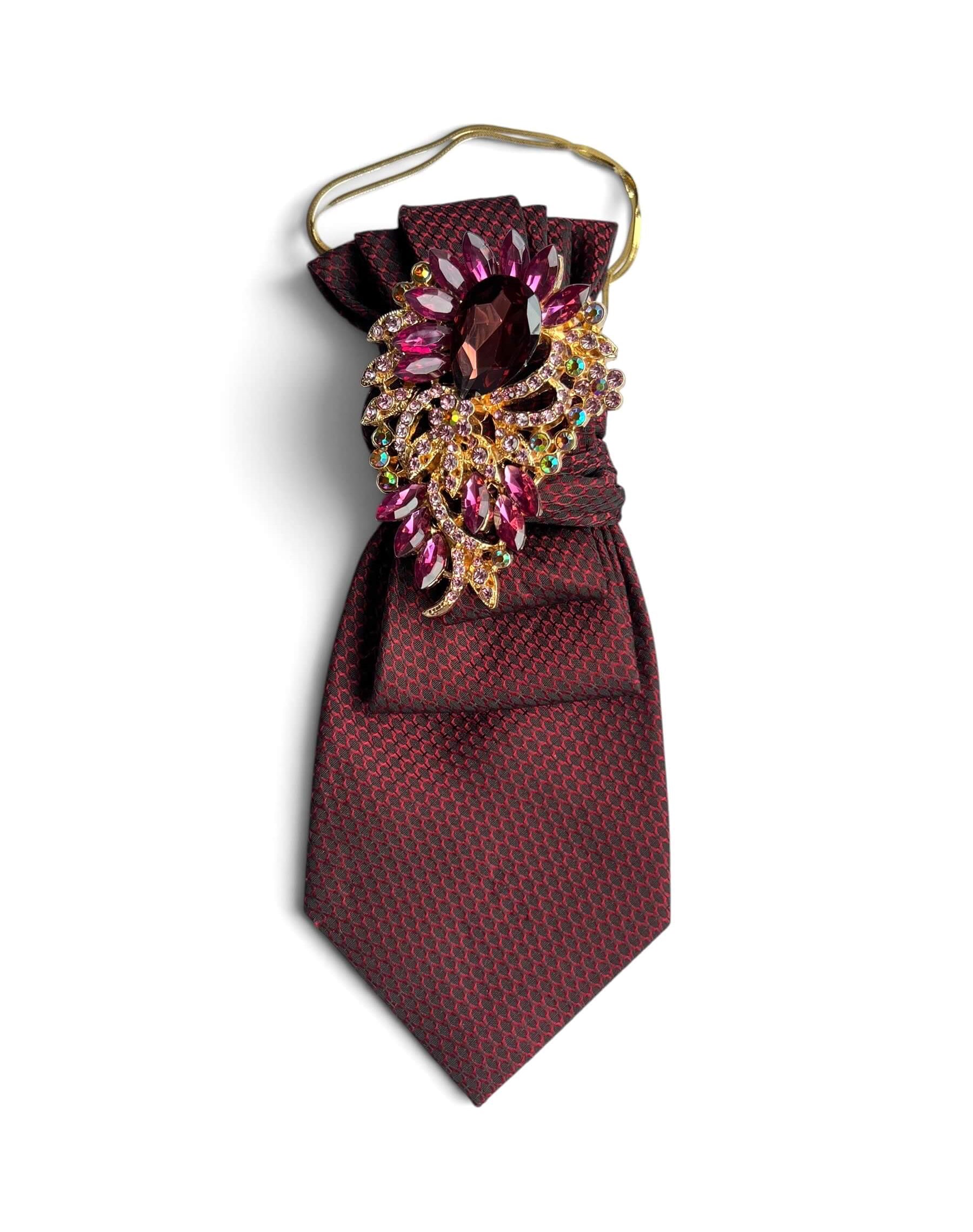 Statement-Krawatte aus bordeauxfarbener Vintage-Seide mit großer Brosche in Rubin-, Rosé- und Goldtönen sowie dekorativer Kette.