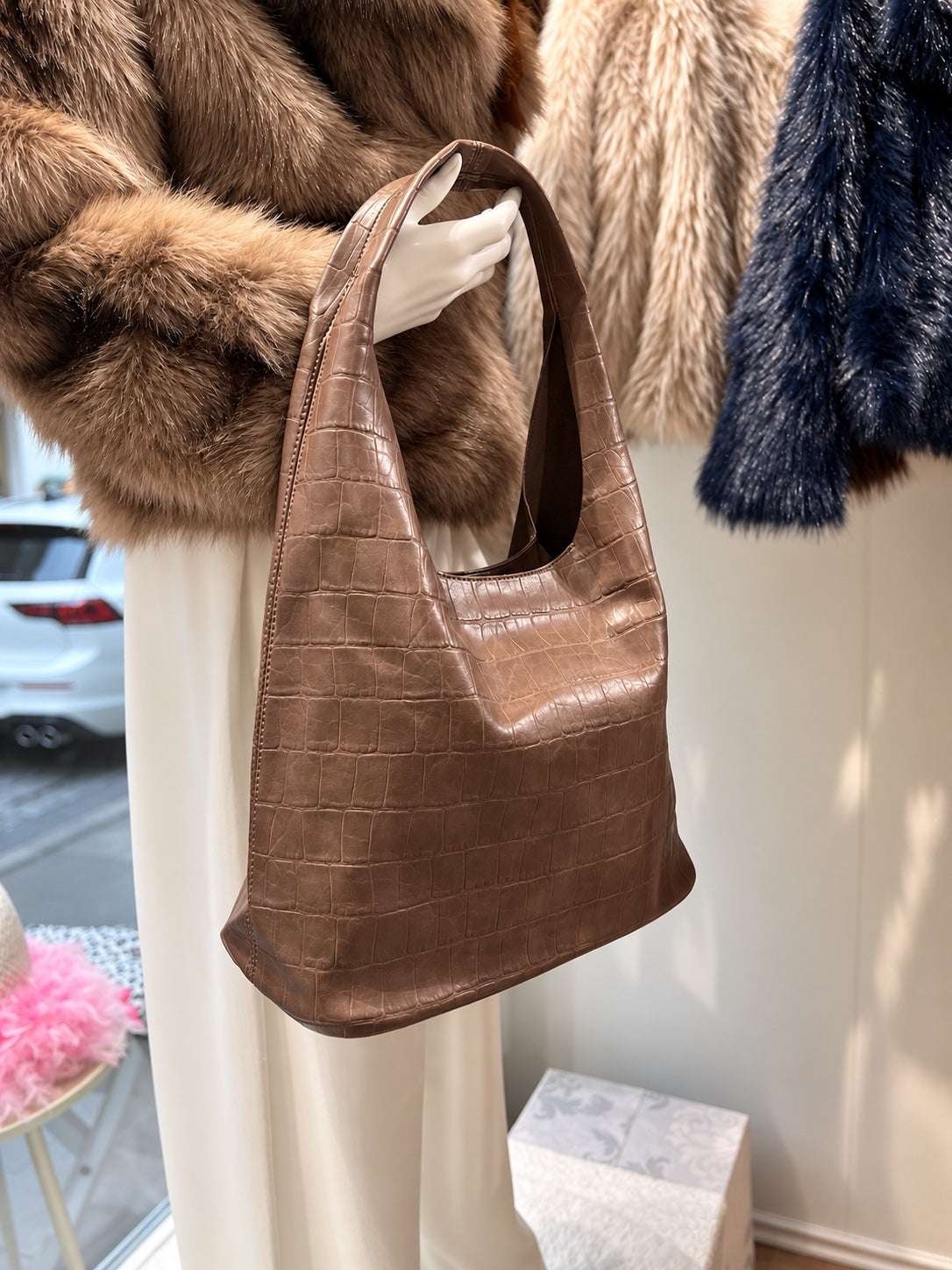 The Everyday Bag in Karamell mit Kroko-Prägung