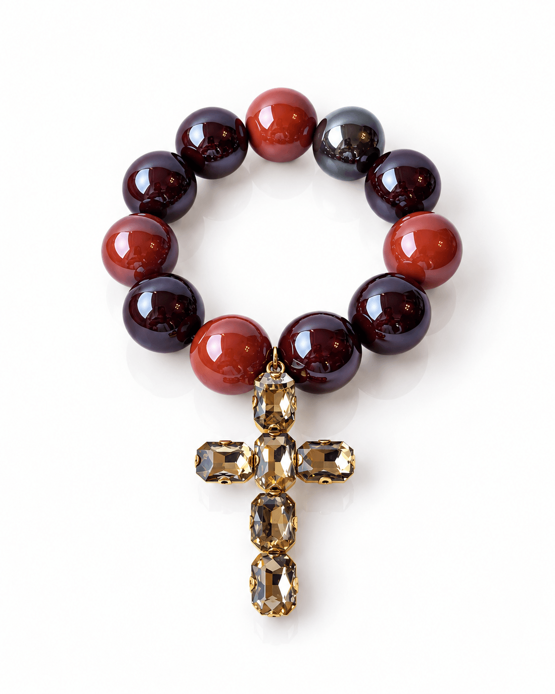 The Grand Cross Armband mit großen Resin-Perlen in Burgundy, Cognac und Rauchgrau sowie Kreuzanhänger mit facettierten Kristallsteinen.