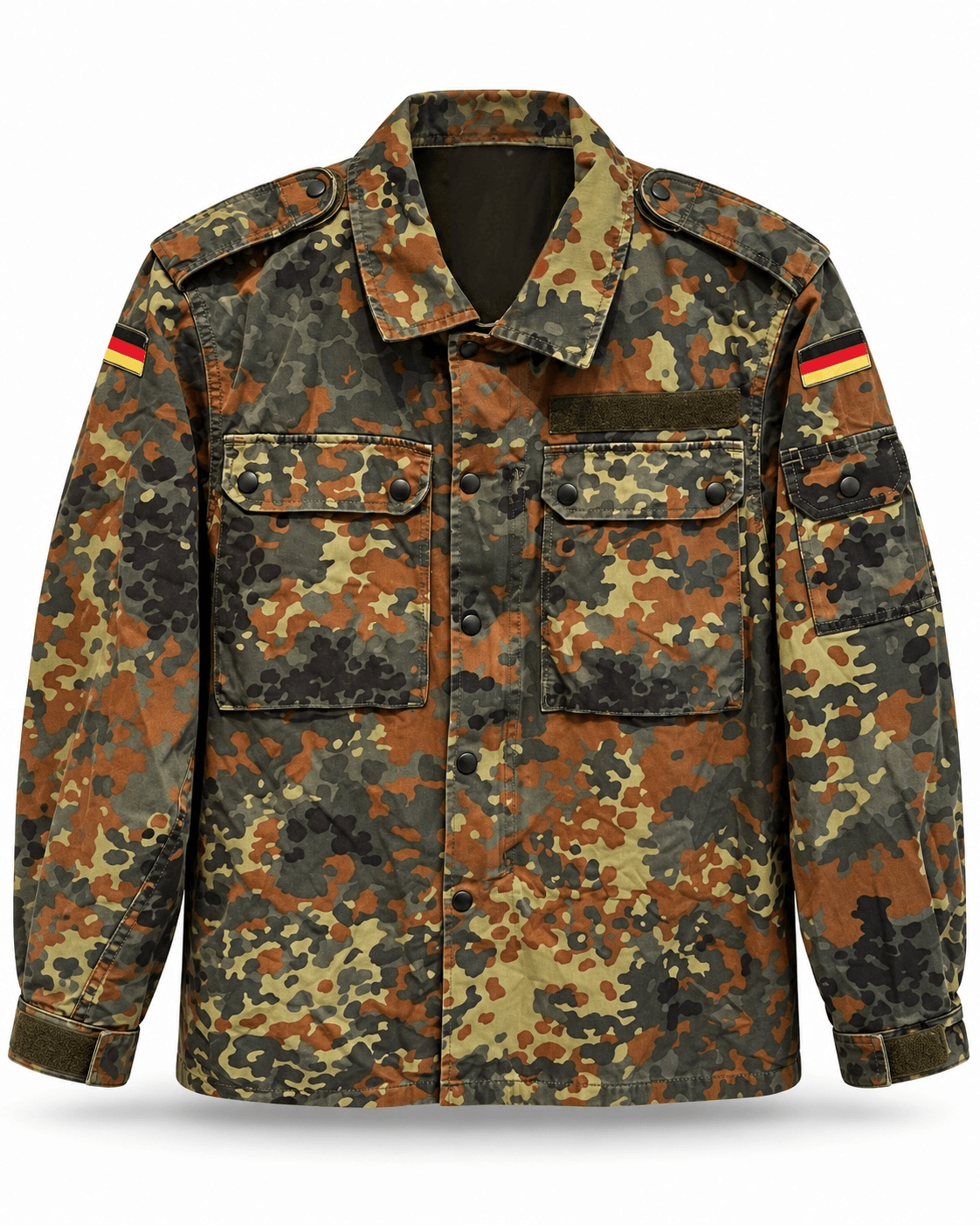 Frontansicht der Vintage Military Jacket Army Love im Flecktarn mit Brusttaschen, Druckknöpfen, Schulterriegeln und Deutschland-Patches.