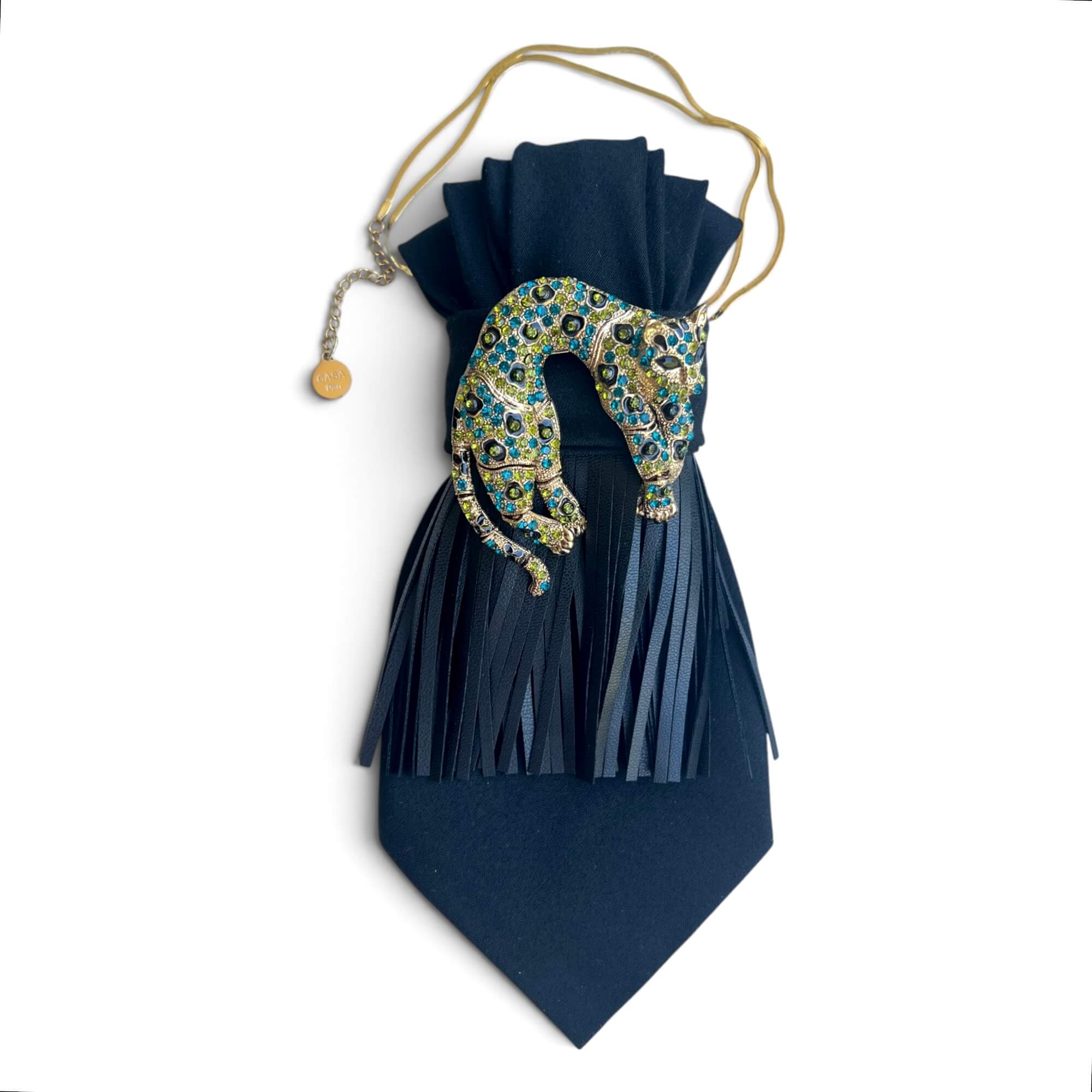 CASAPARI Vintage Krawatte mit Brosche in tiefem Dunkelblau, dunklen Fransen, großer Panther-Brosche in Petrol, Grün und Gold sowie goldfarbener Kette.