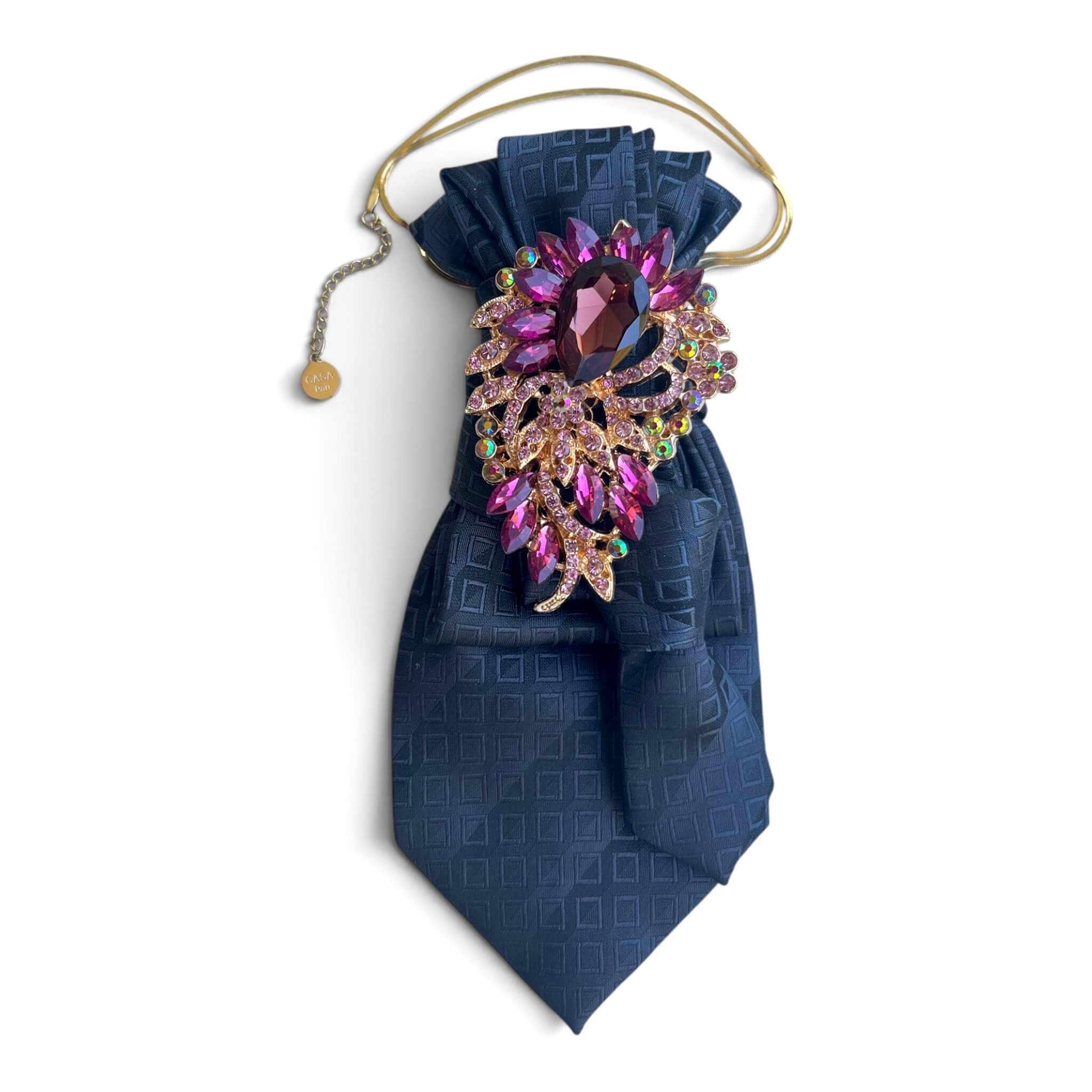 Dunkelgraue CASAPARI Vintage Statement Krawatte mit großer Brosche in Pink, Violett und Gold sowie goldfarbener Kette.